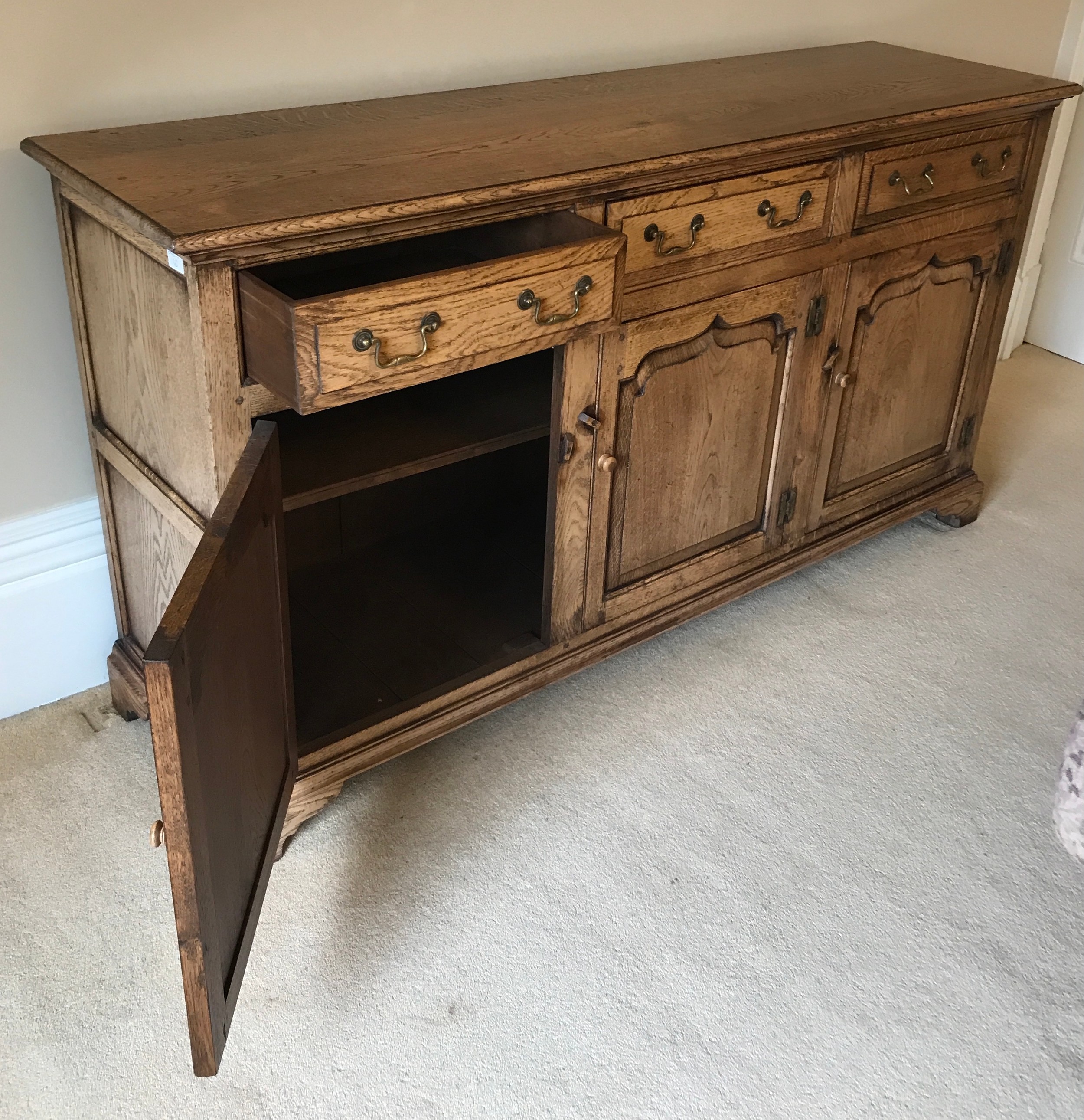 Oak sideboard with 3 drawers and 3 cupboards 90 x 167 x 48cm w. - Image 2 of 3