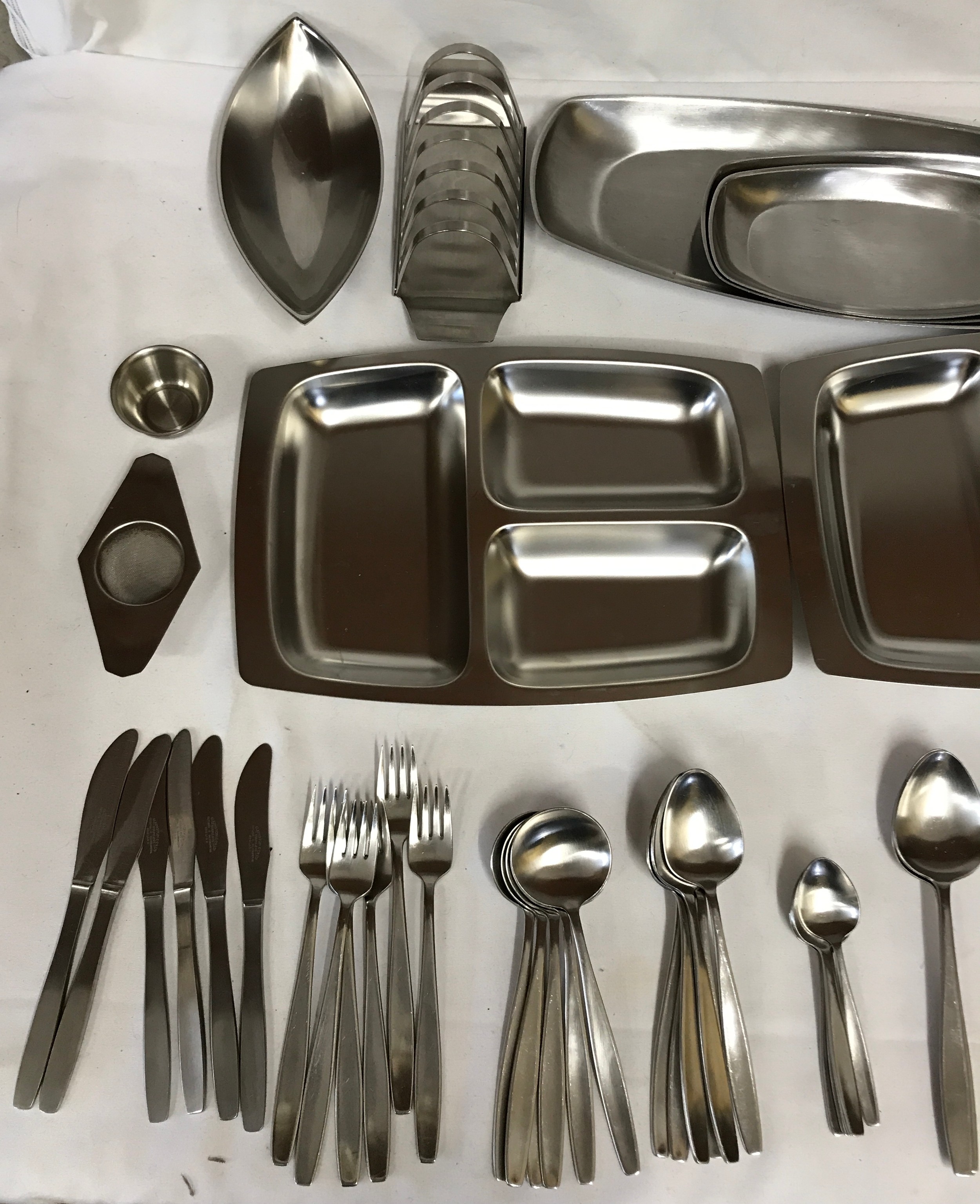 Various stainless steel kitchen ware to include: Elkington & Co Ltd the 'Boston' pattern cutlery - Image 2 of 5