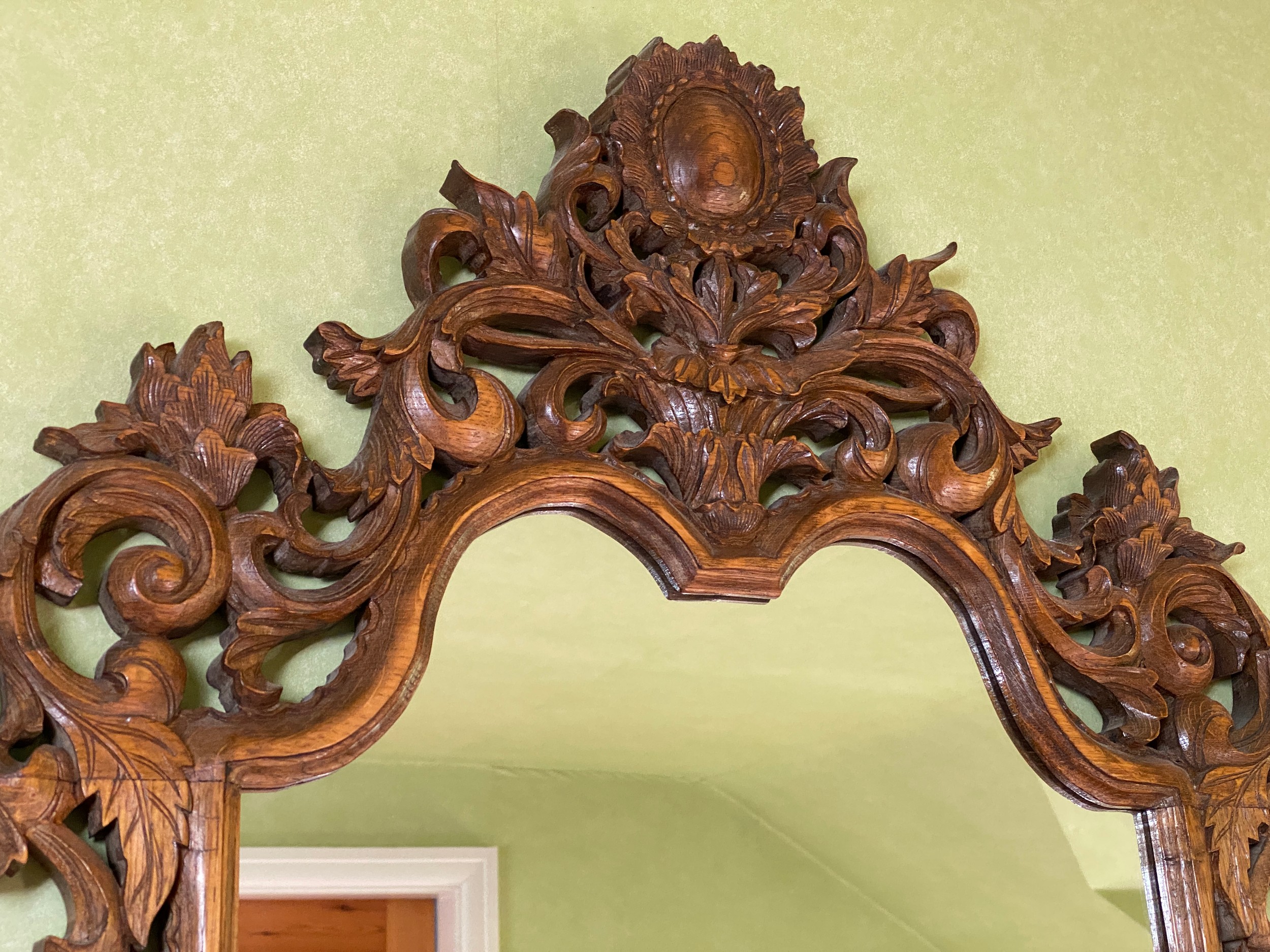 A decorative carved oak wall mirror. - Image 2 of 3