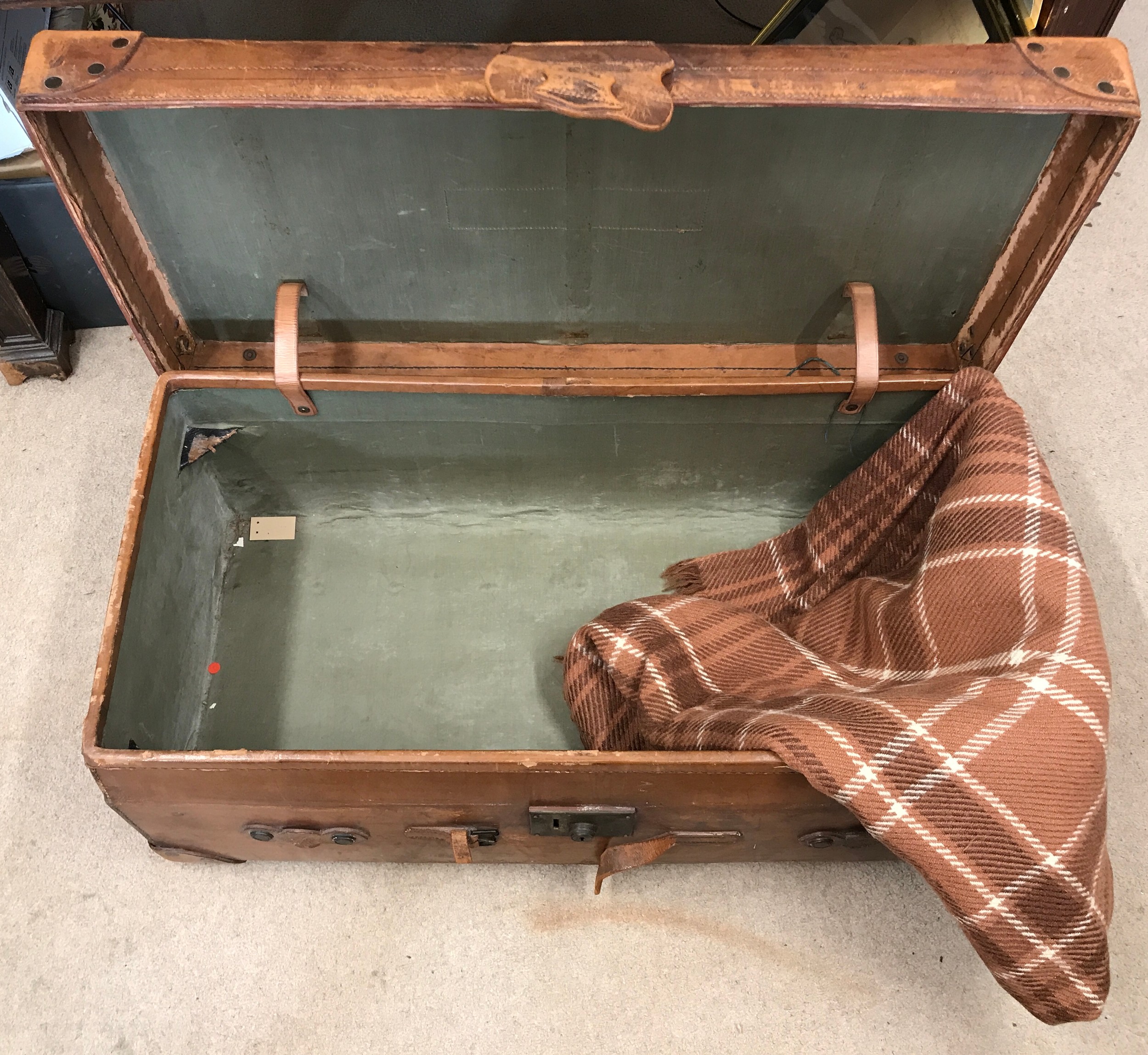 A good quality early 20thC Vintage solid leather travel trunk, stamped John Pound & Co of London. - Image 9 of 9