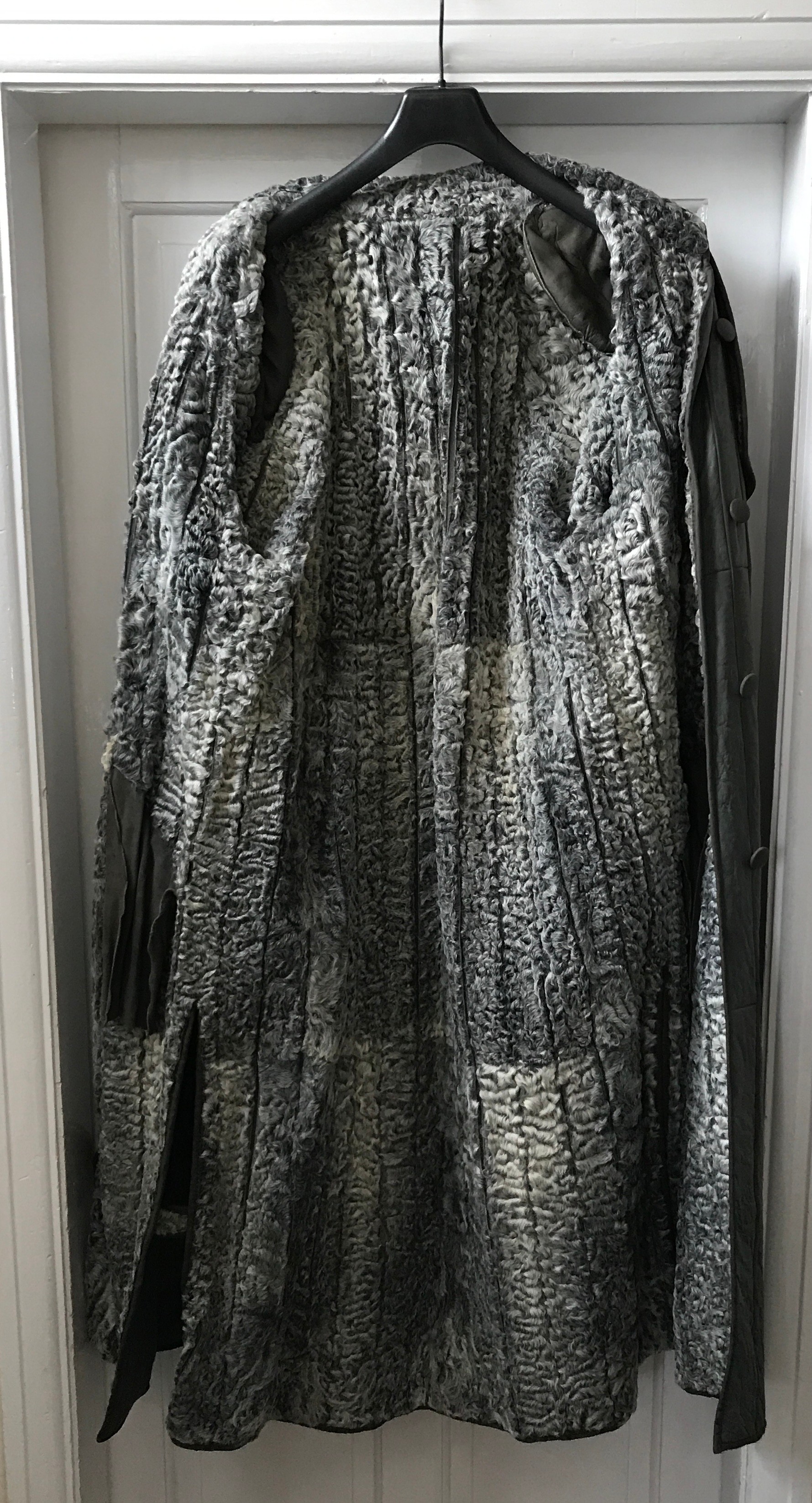 A 1980's good quality ladies vintage grey leather coat with padded shoulders. Fits size 14. Length - Image 4 of 5