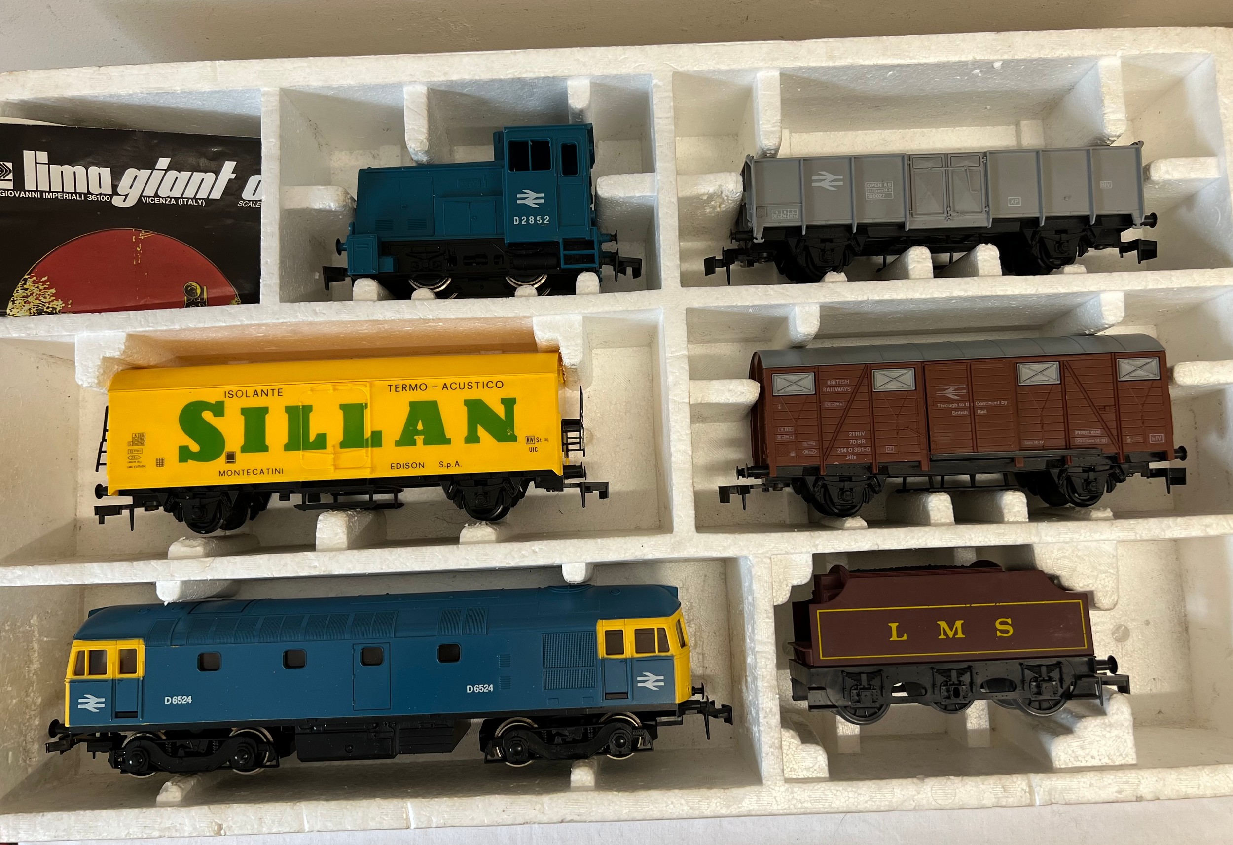 A Lima boxed set comprising 0-4-0 diesel shunter, D2852, Locomotive D6524 etc. - Bild 2 aus 4