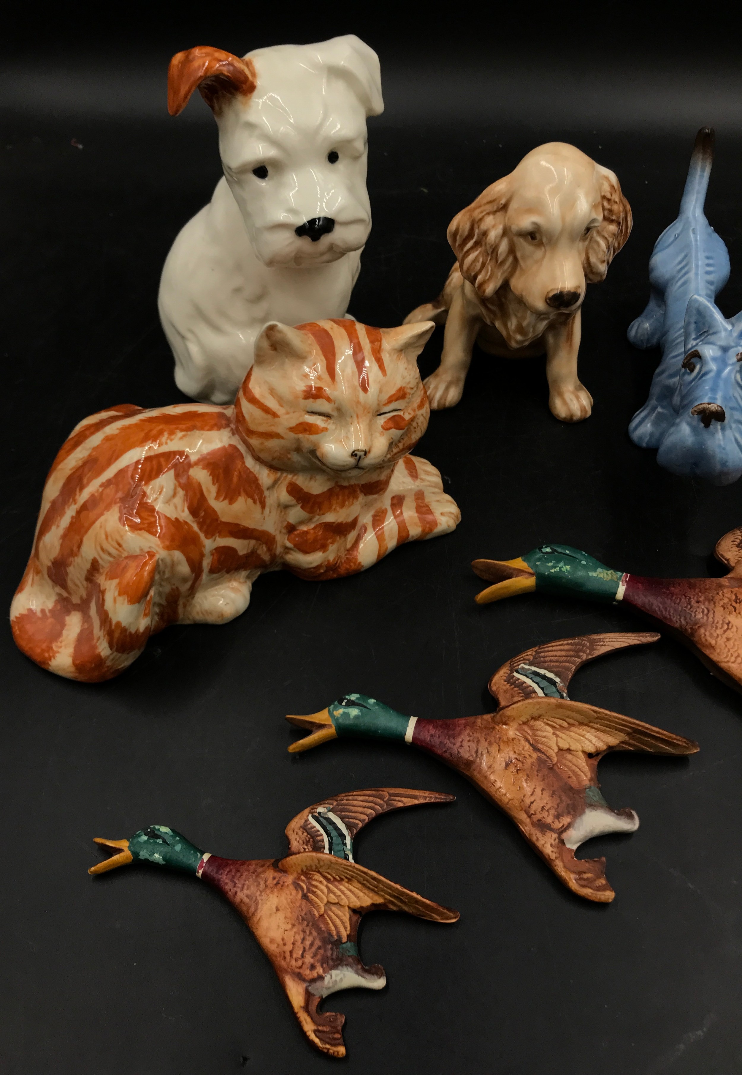 A collection of ceramic animals to include a blue dog and two other dogs, a Just cat and a Royal - Image 2 of 3