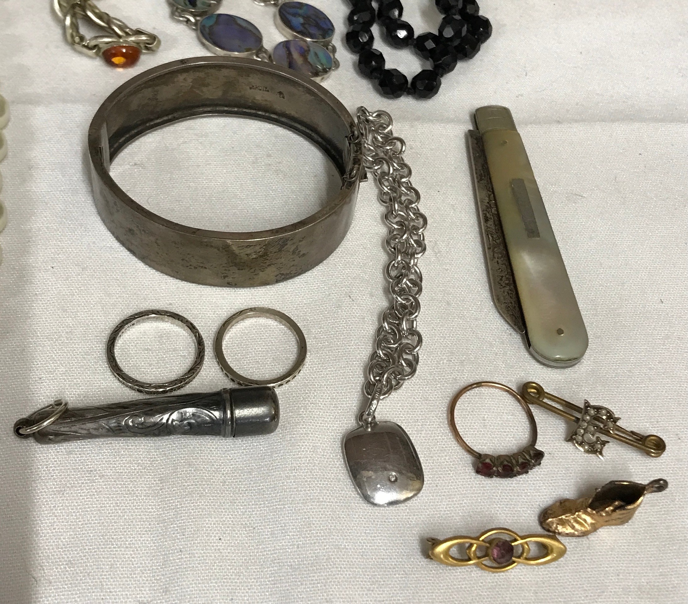 A quantity of costume jewellery to include hallmarked silver bangle, bracelet, 2 x rings, pendant - Image 2 of 5