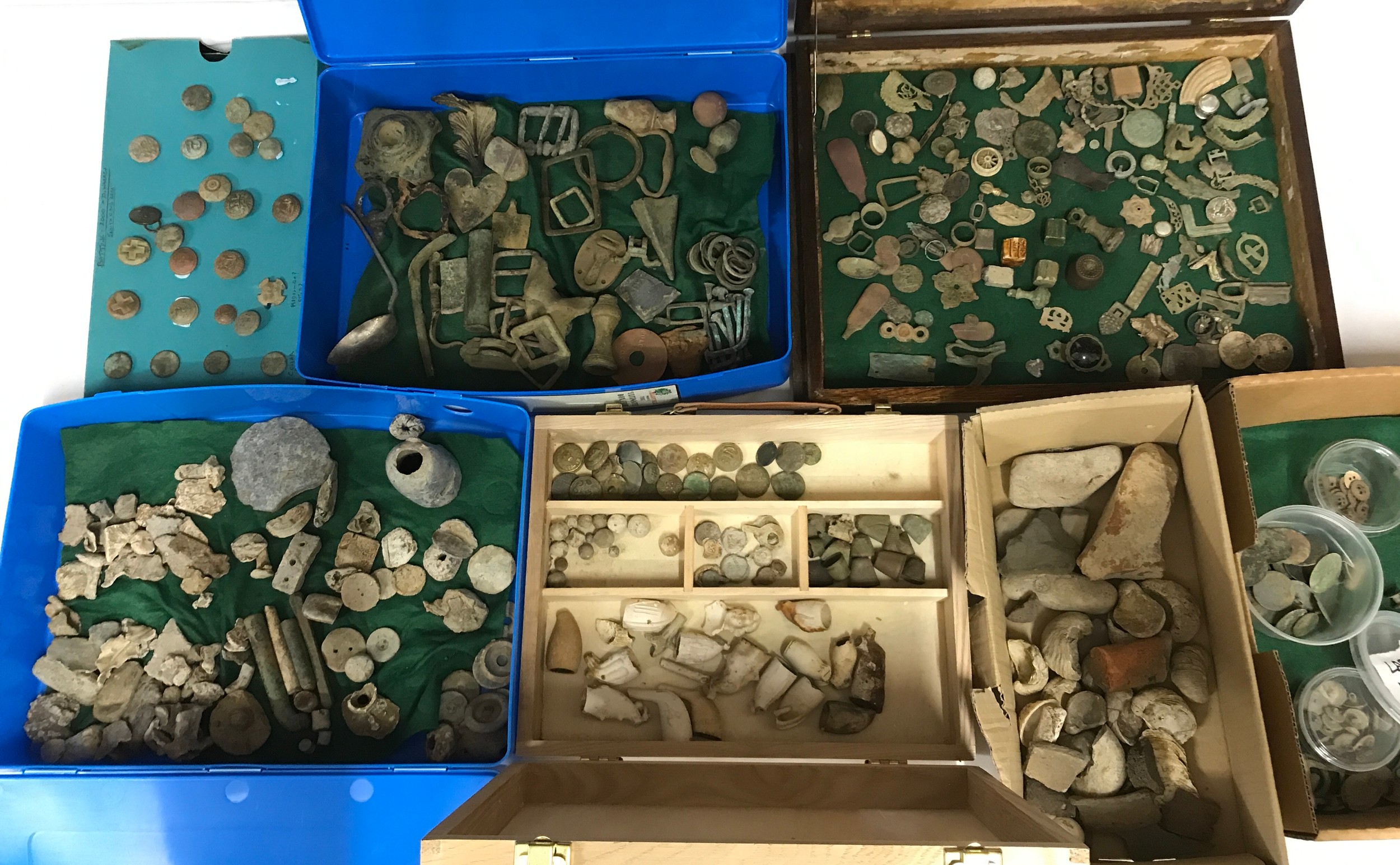Metal Detecting Finds- Wooden box containing clay pipe parts, lead seals, thimbles, musket balls and - Image 2 of 13