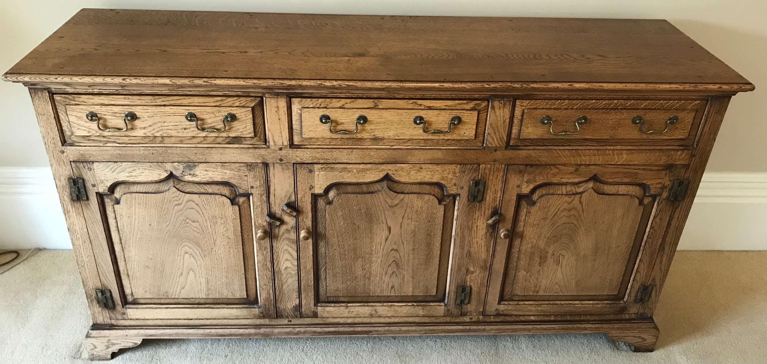 Oak sideboard with 3 drawers and 3 cupboards 90 x 167 x 48cm w.