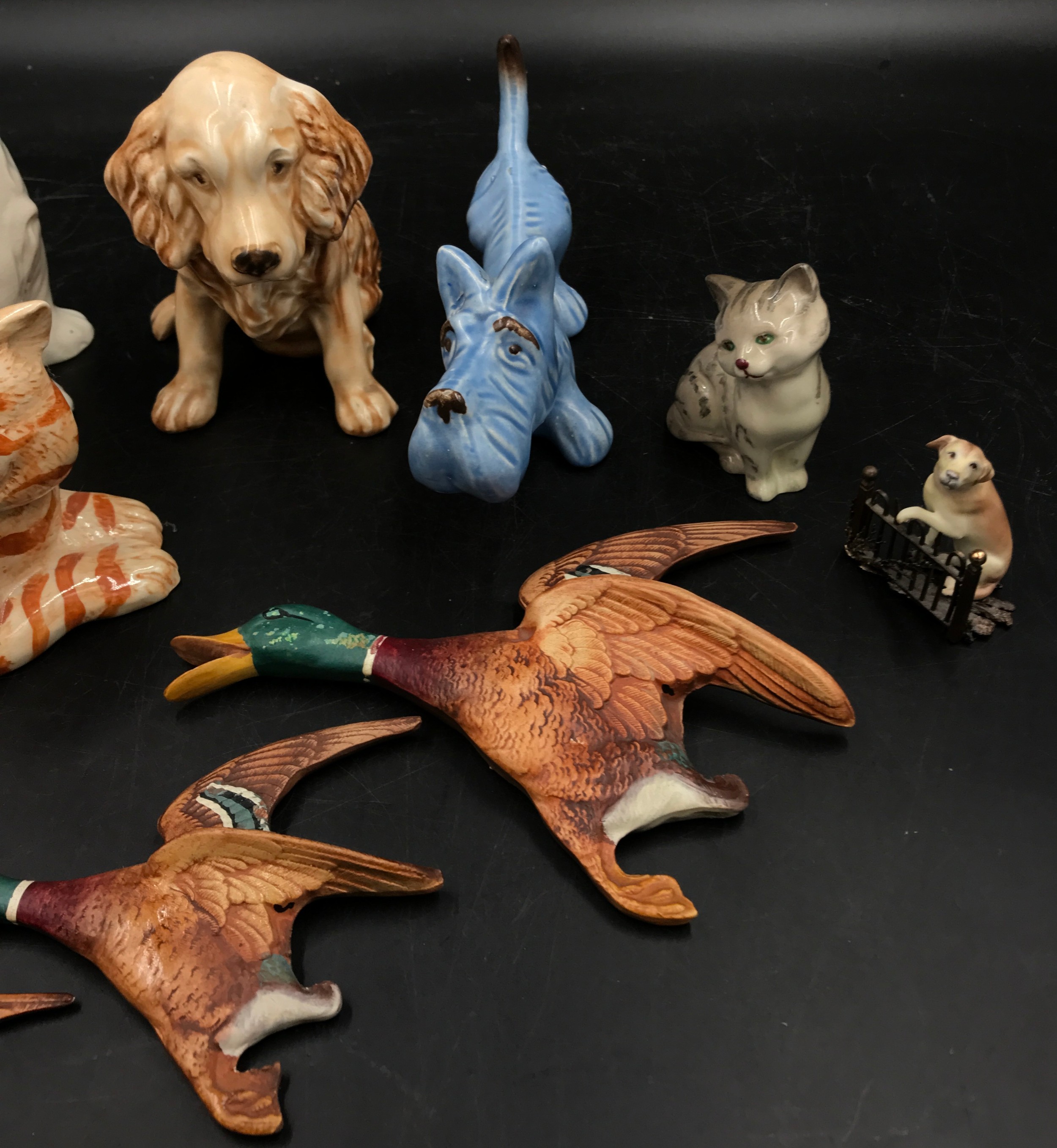 A collection of ceramic animals to include a blue dog and two other dogs, a Just cat and a Royal - Image 3 of 3