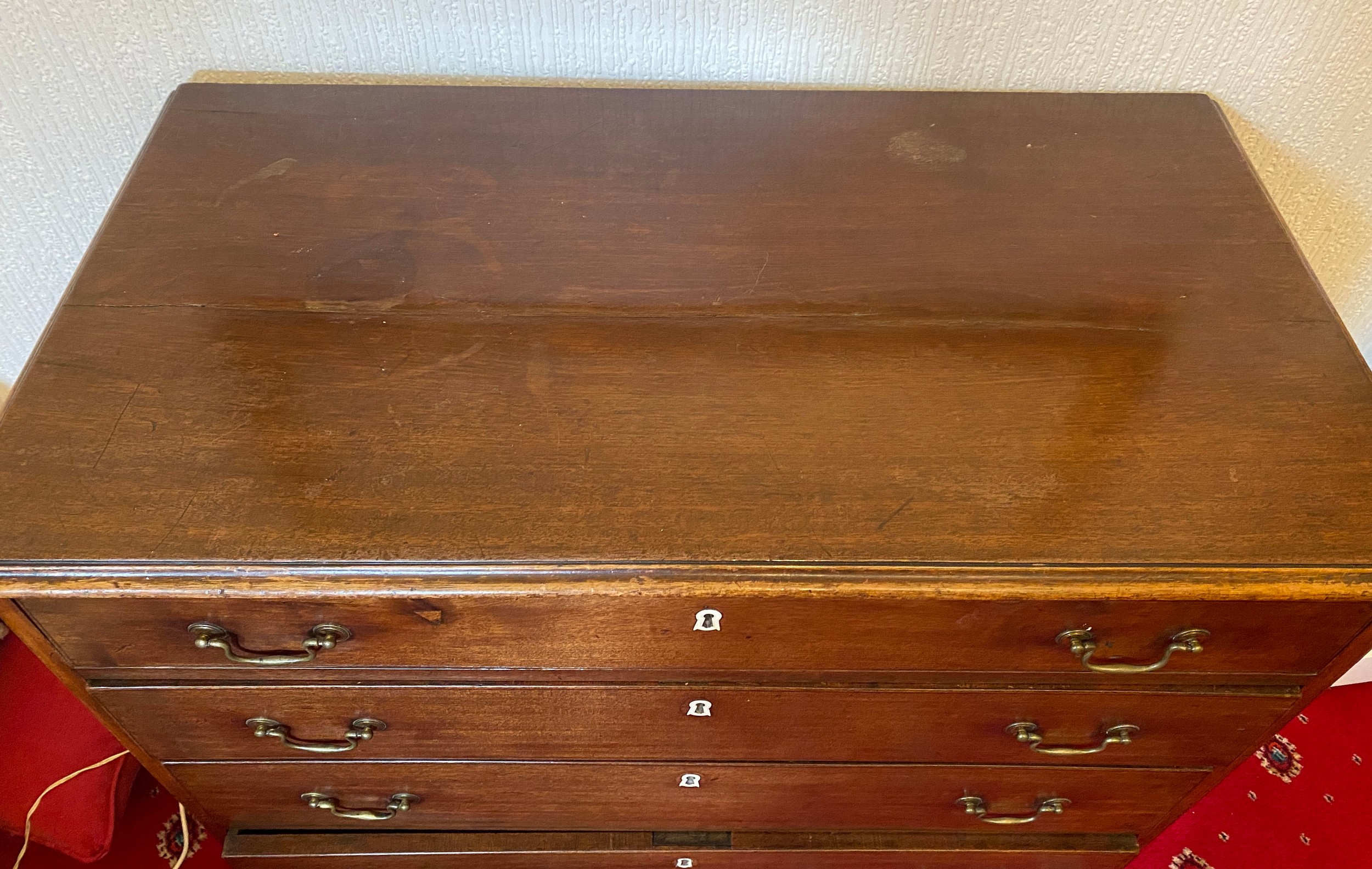 A 19thC mahogany graduating 4 height chest of drawers with brass drop handles. 84 h x 91 w x 48cm d. - Image 2 of 5