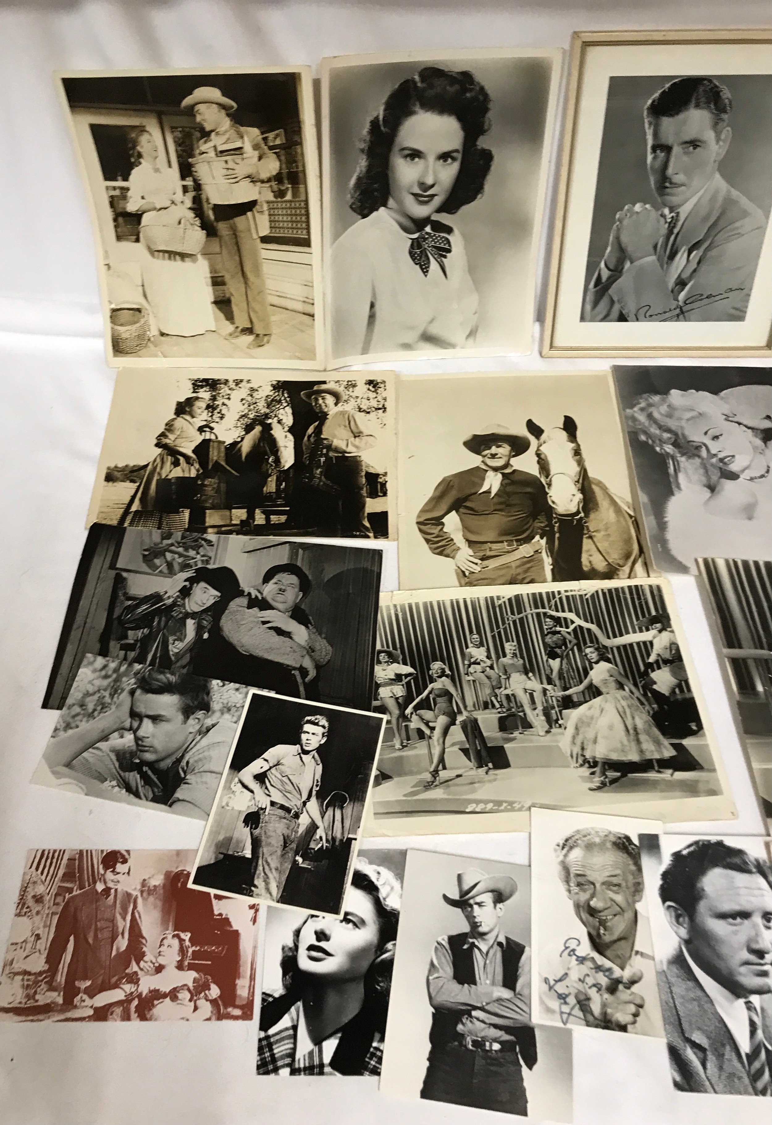 Ephemera to include photographs of Hollywood stars, Marilyn Monroe, Randolf Scott, Laurel and Hardy, - Image 2 of 8