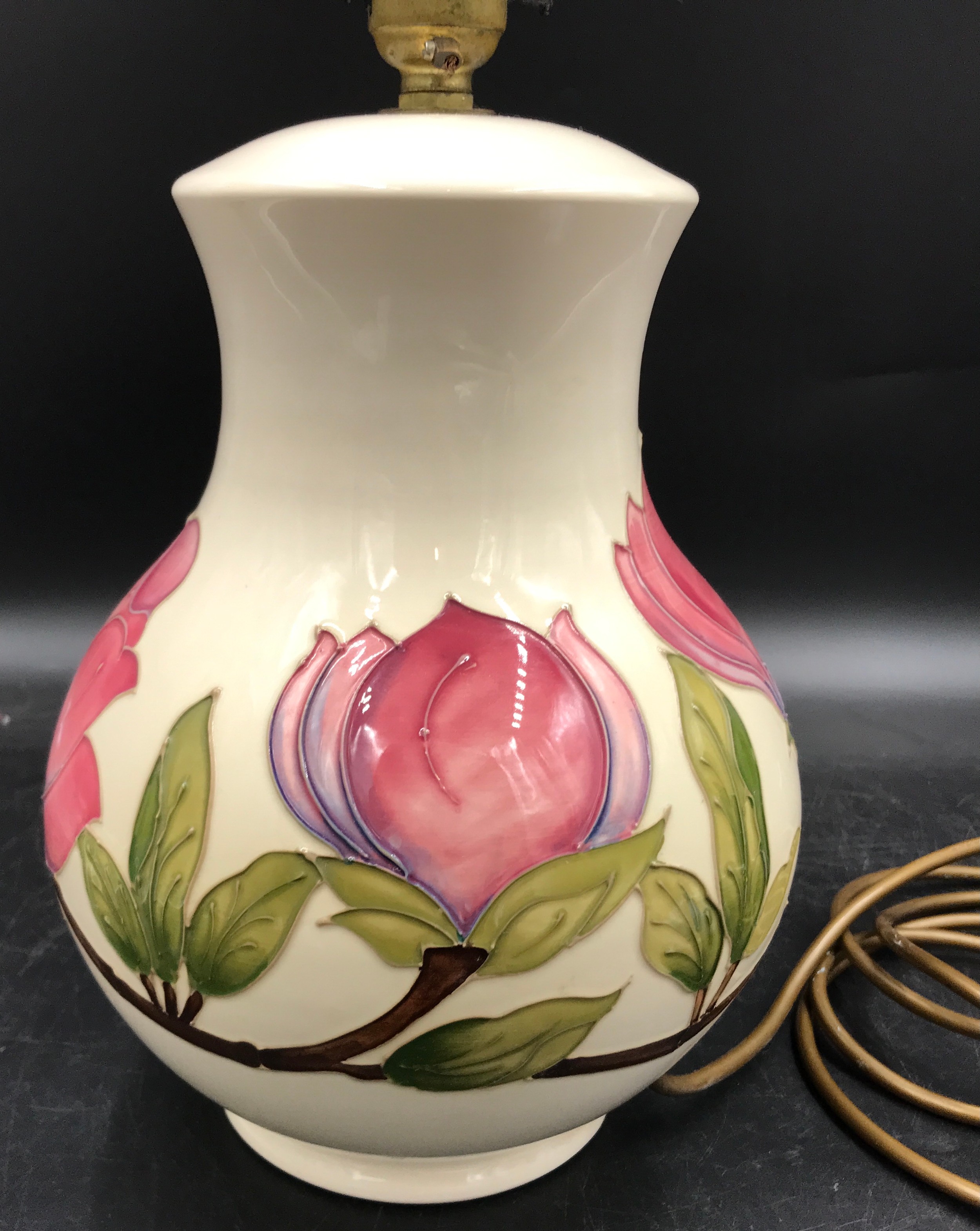 A Moorcroft pottery table lamp decorated with Magnolia design on a cream background, 32 cm h to - Bild 2 aus 4