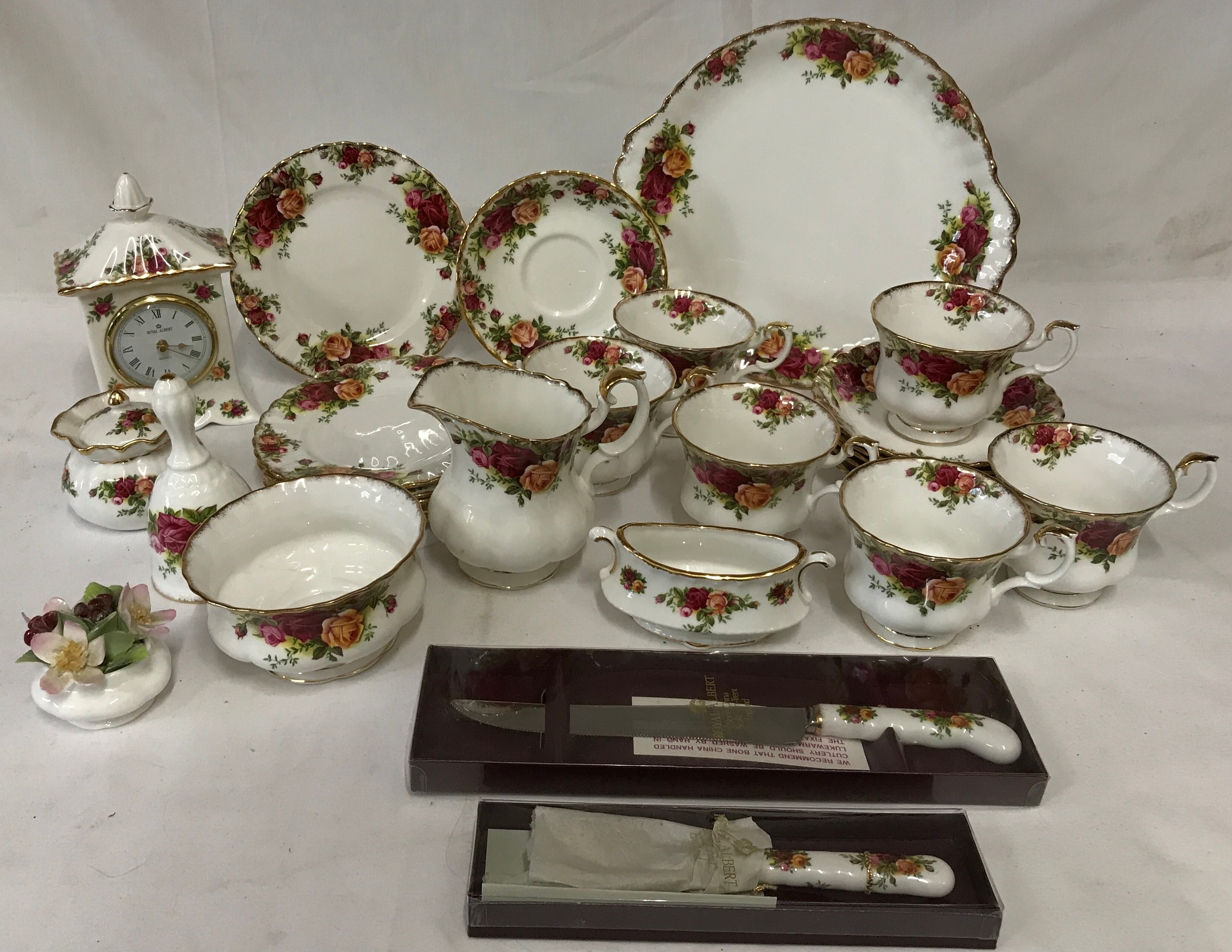 Royal Albert 'Old Country Roses' comprising: 6 x cups and saucers, sugar bowl, milk jug, 6 x small