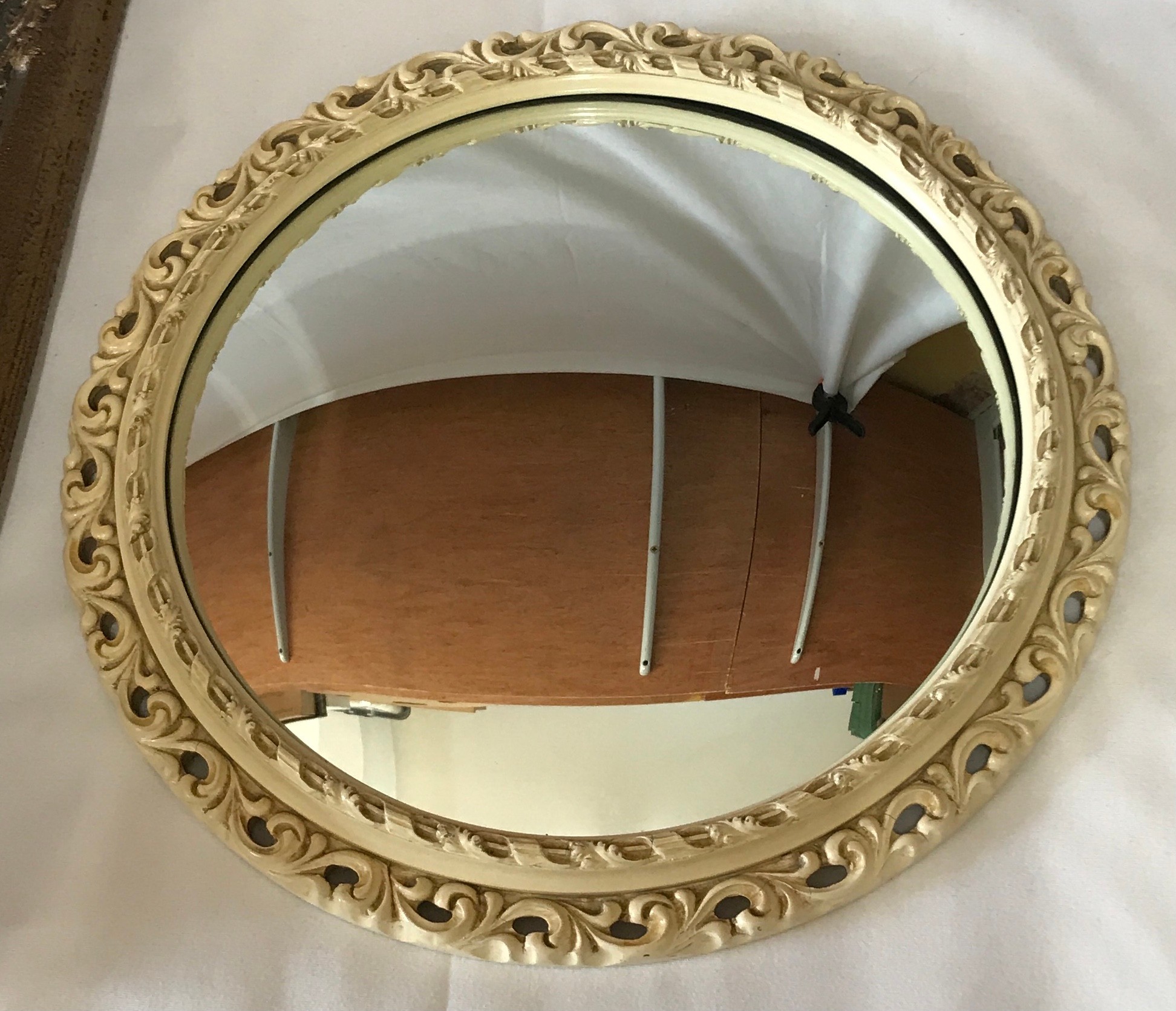 Three contemporary mirrors two gilt framed largest round one 46cm diameter, oblong gilt 45 x 39cm - Image 4 of 4