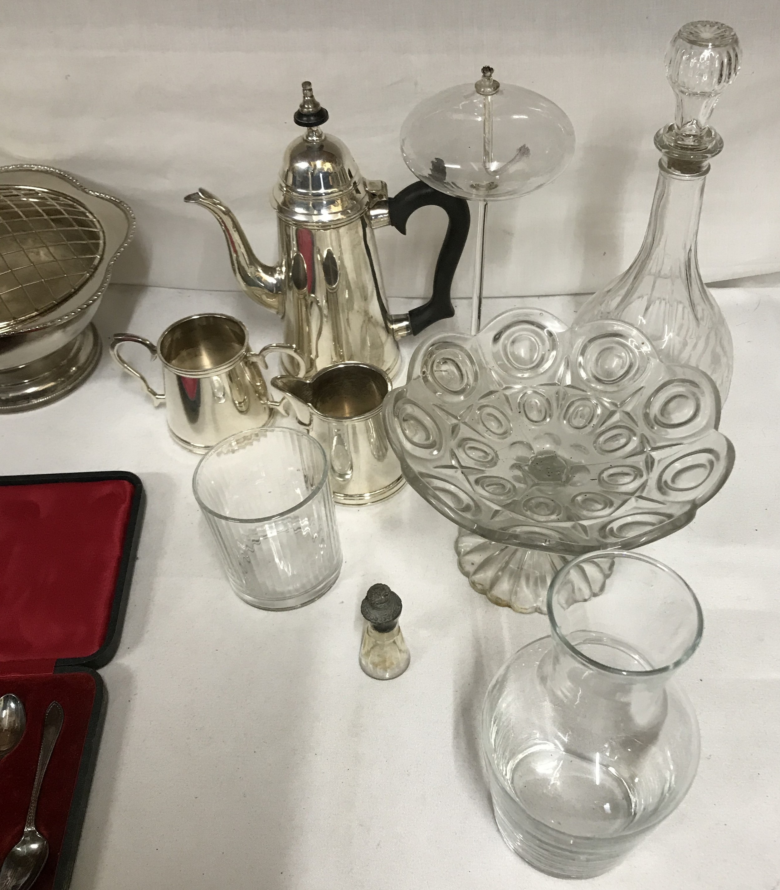 Coffee set consisting of coffee pot 20cm h, cream jug and sugar bowl, a box set of Walker and Hall - Image 3 of 4