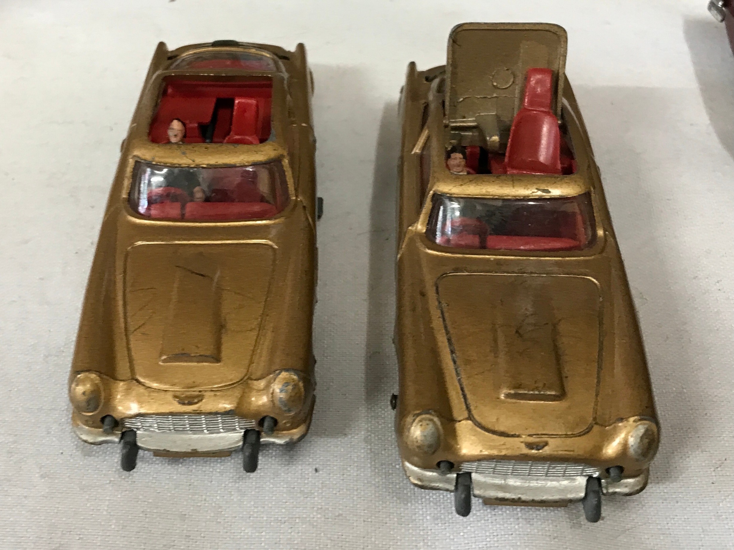 A selection of toy cars to include 2 James Bond Aston Martin DB5s (one missing roof), Britains Ltd - Bild 3 aus 11