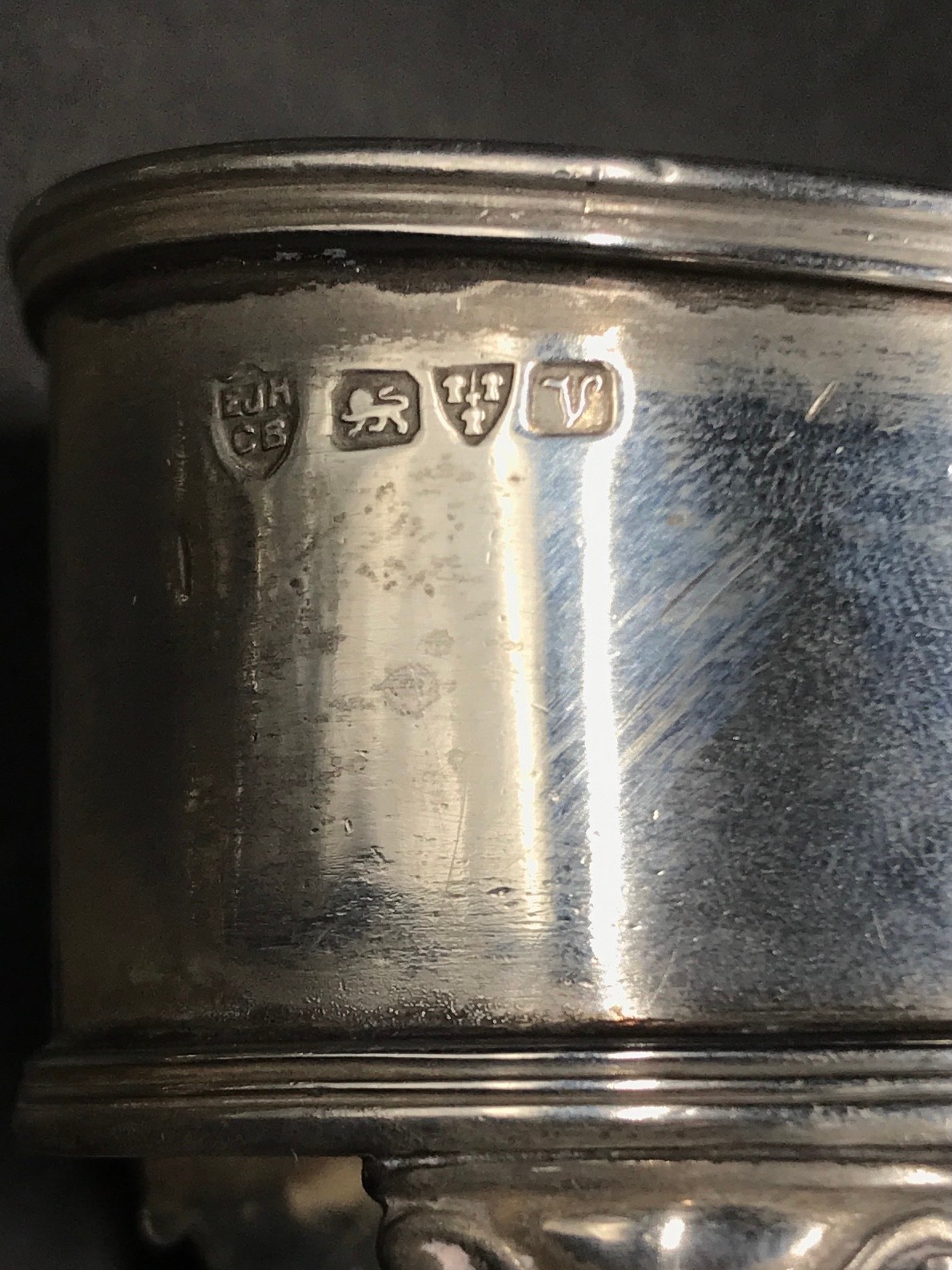 A collection of 5 silver items to include round mustard pot marked London 1920 Edward Barnard & Sons - Image 6 of 6