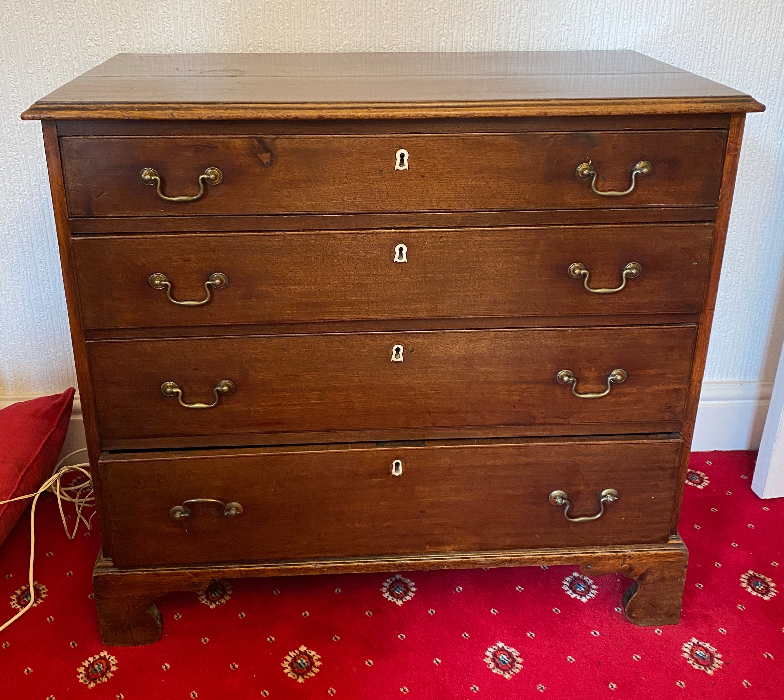 A 19thC mahogany graduating 4 height chest of drawers with brass drop handles. 84 h x 91 w x 48cm d.