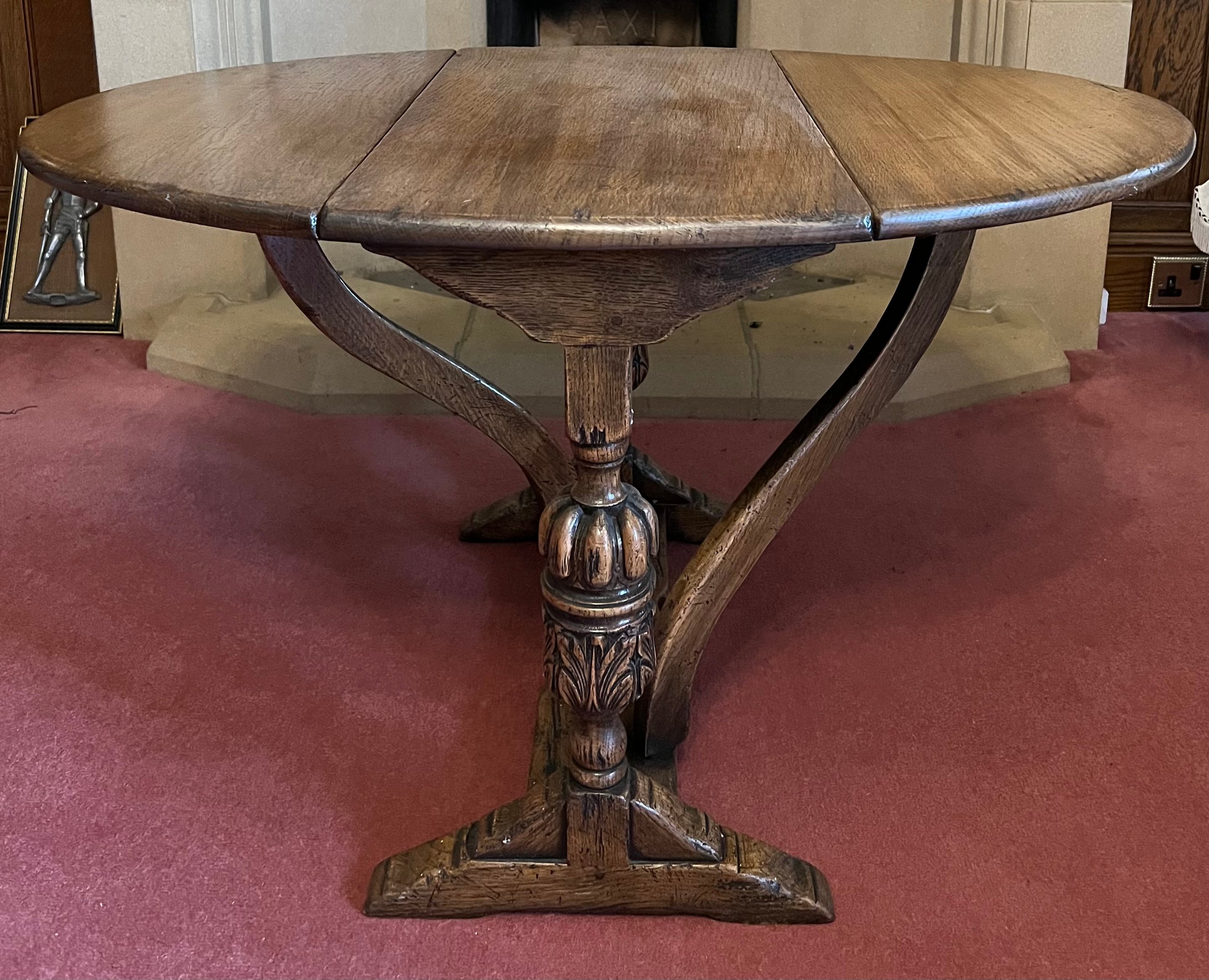 An oak drop leaf occasional table. 65 x 34 x 56cm h closed, 94cm open. - Image 3 of 3