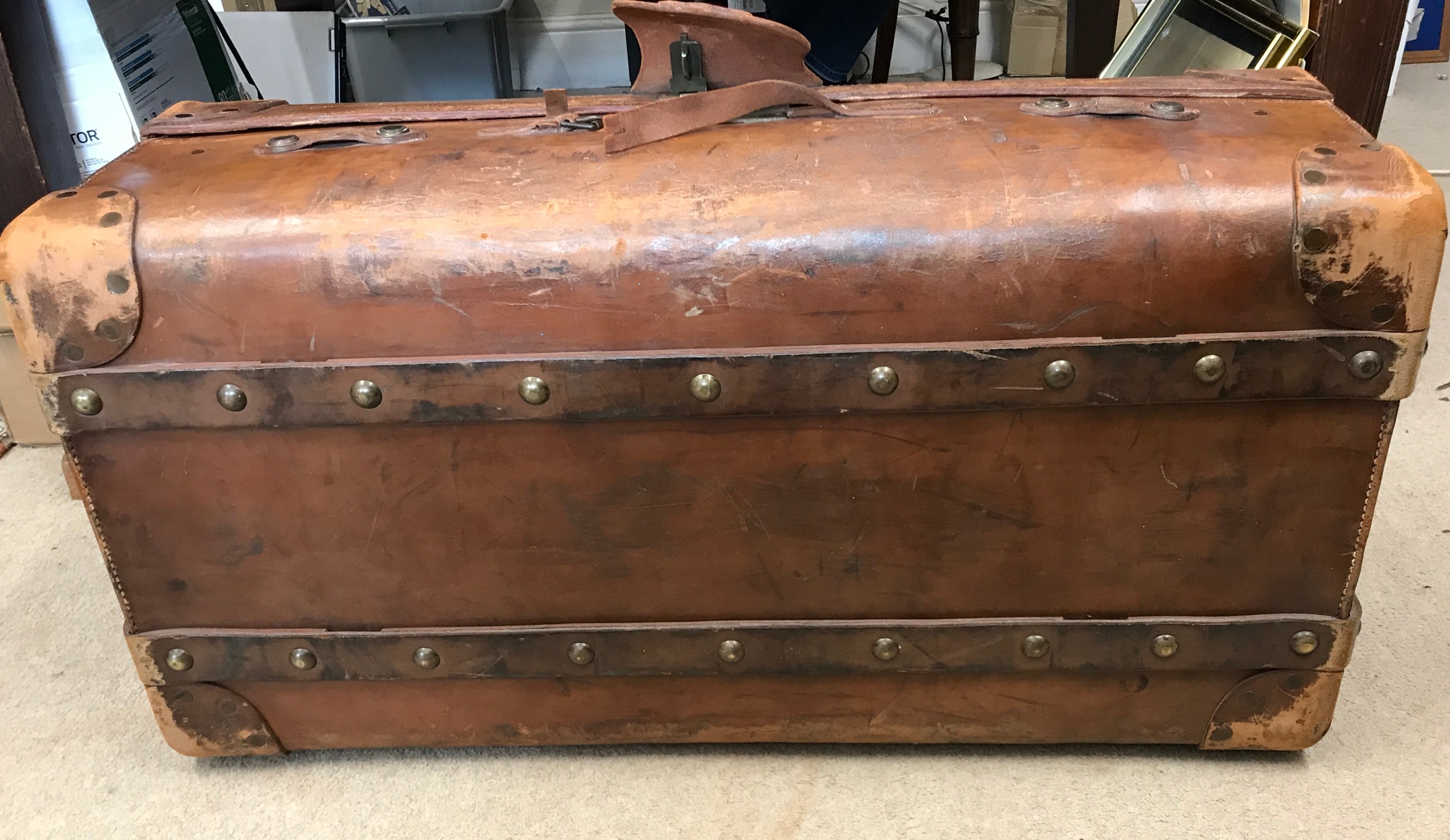 A good quality early 20thC Vintage solid leather travel trunk, stamped John Pound & Co of London. - Image 6 of 9