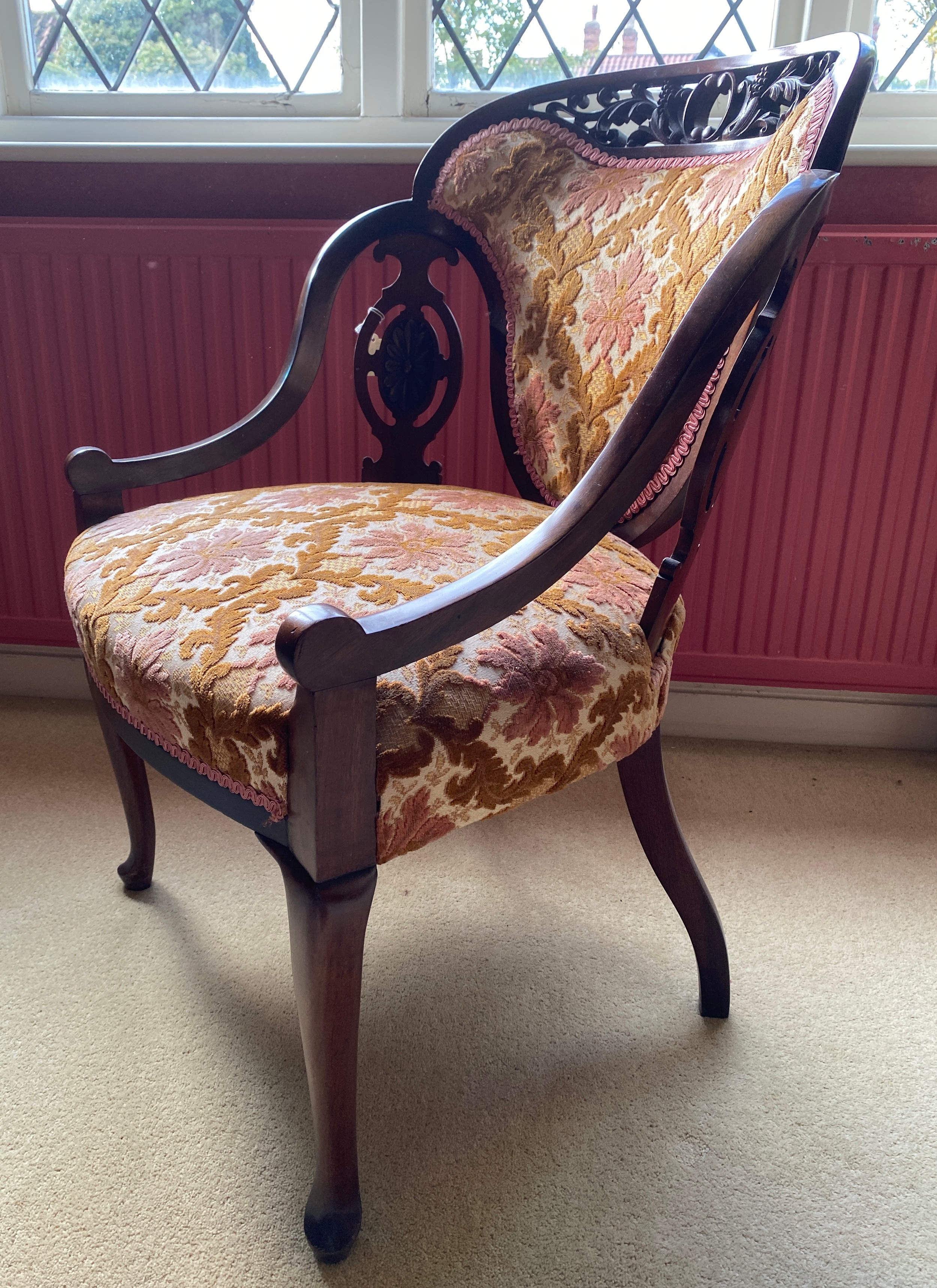 An Edwardian mahogany 7 piece drawing room suite to include 2 seater sofa, 2 armchairs, 3 side - Image 8 of 10