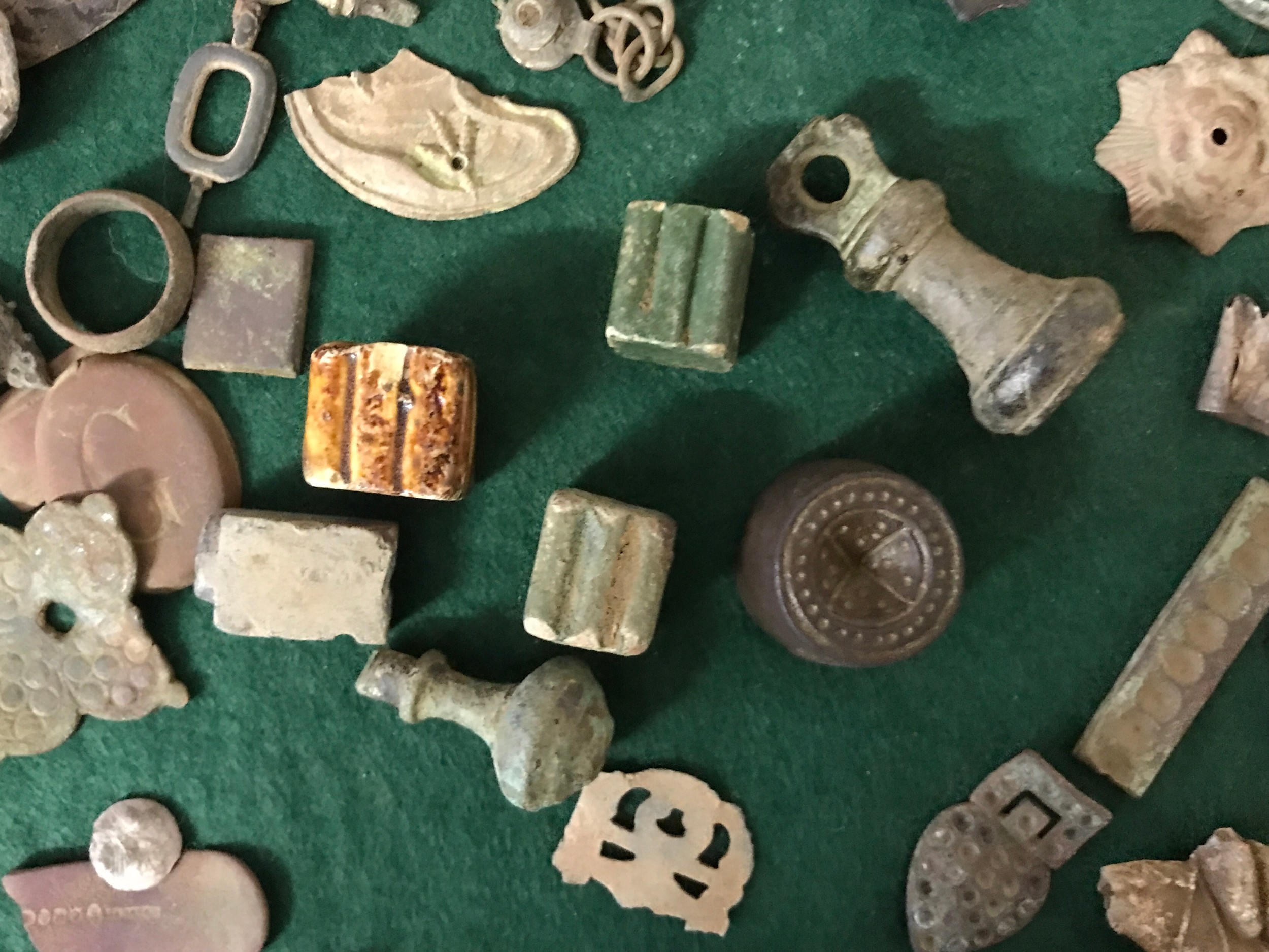 Metal Detecting Finds- Wooden box containing clay pipe parts, lead seals, thimbles, musket balls and - Image 9 of 13