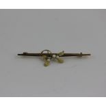 A mistletoe 15ct gold bar brooch, 2.9g