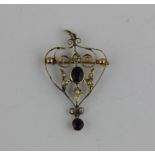 An Edwardian amethyst and seed pearl gold brooch with pendant loop (a/f)