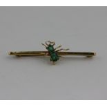 An emerald insect bar brooch set in 9ct gold, a/f