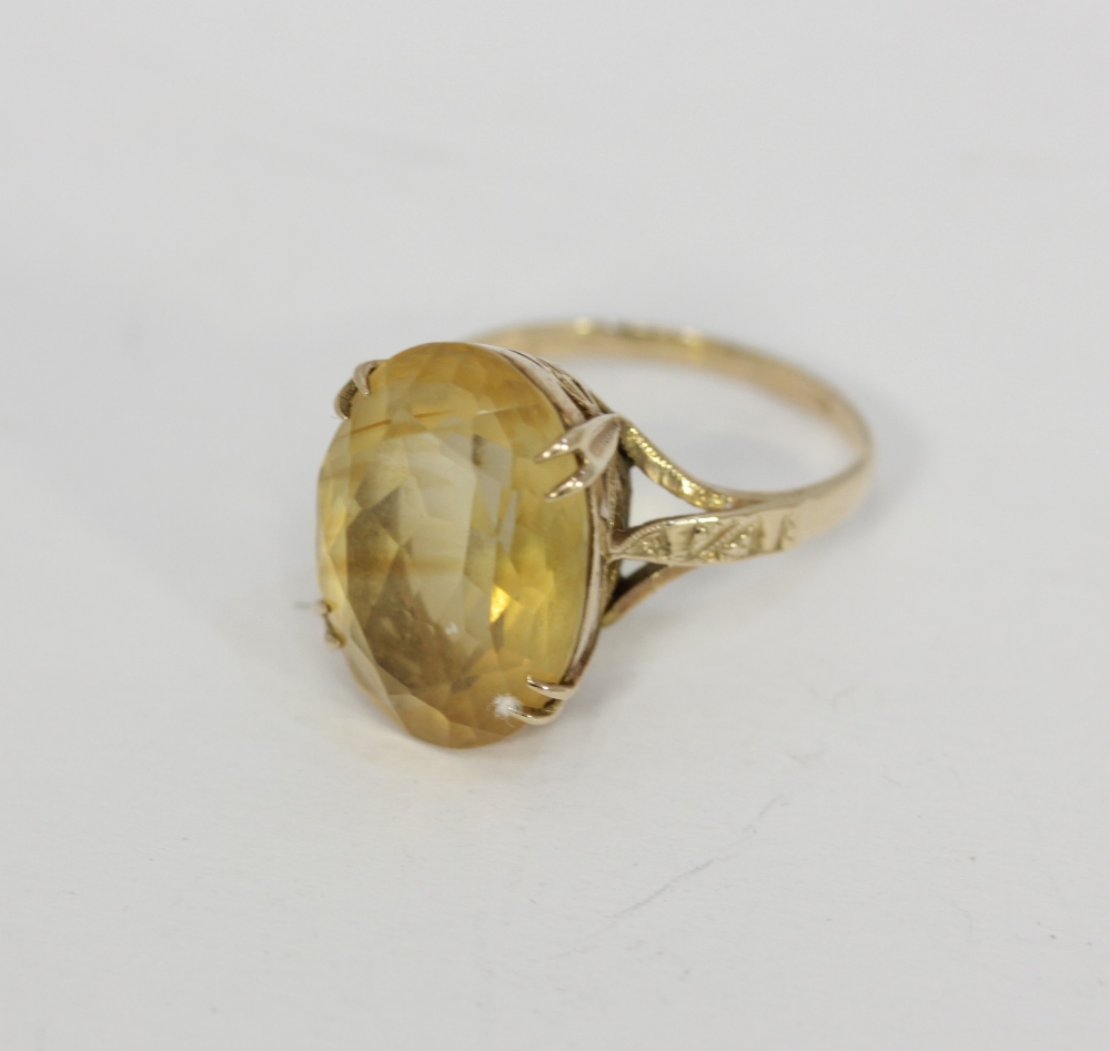 A citrine dress ring, claw set in 9ct gold, 5.1g