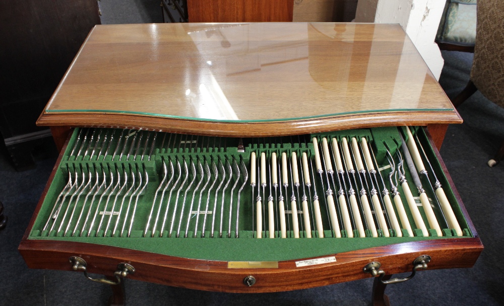 A Joseph Rodgers & Sons canteen table of silver plated cutlery to include twelve table knives and - Image 3 of 3