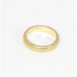 A 22ct gold wedding band 9.4g