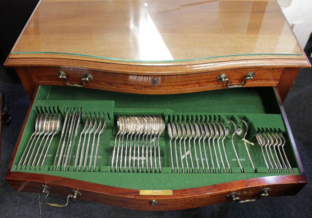 A Joseph Rodgers & Sons canteen table of silver plated cutlery to include twelve table knives and - Image 2 of 3