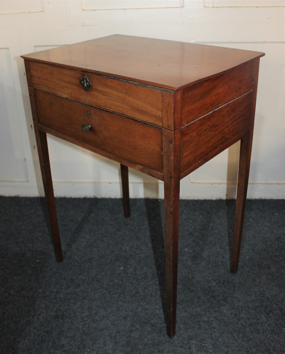 A mahogany canteen table (empty) with hinged rectangular top and drawer enclosing fitted interior on - Image 2 of 2