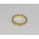 A 22ct gold wedding band 7g