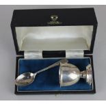 An Elizabeth II silver egg cup and spoon set, Birmingham 1957, maker W I Broadway & Co, 1.1oz cased