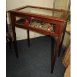 An Edwardian mahogany vitrine display case with rising top on square tapered legs, with key, 62cm