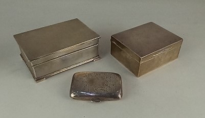 A George V silver rectangular cigarette box, with engine turned decoaration and presnetation