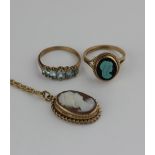 A 9ct gold turquoise and onyx ring, with a 9ct gold shell cameo pendant and 9ct gold link chain,