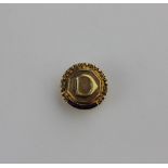 A 9ct gold dress stud with initial 'D' for long service, verso presented, 4.7g