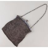 A 925 silver mesh cocktail bag with chain and fabric lining, gros wt. 9.5oz 17cm