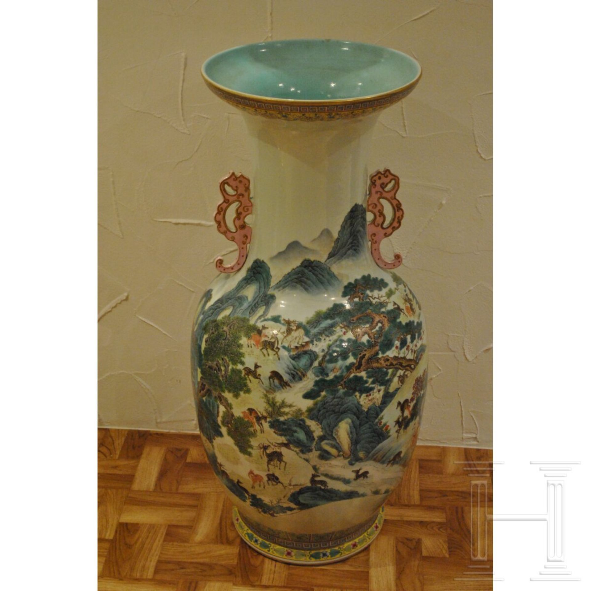 Monumentale Famille-rose-Vase mit "Hundert-Hirsche-Dekor", späte Qing-Dynastie oder frühe Republik,  - Bild 10 aus 24