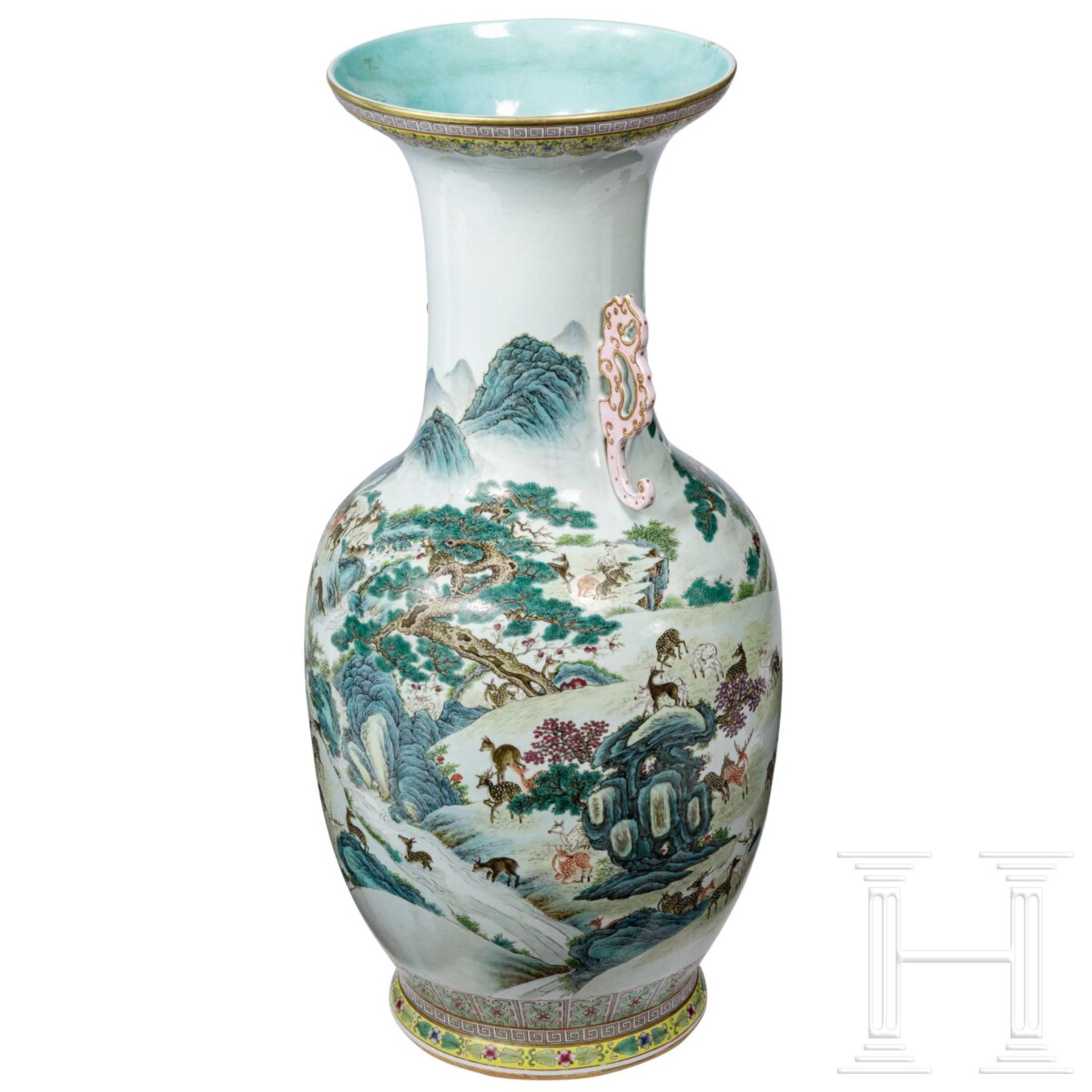 Monumentale Famille-rose-Vase mit "Hundert-Hirsche-Dekor", späte Qing-Dynastie oder frühe Republik,  - Bild 3 aus 24