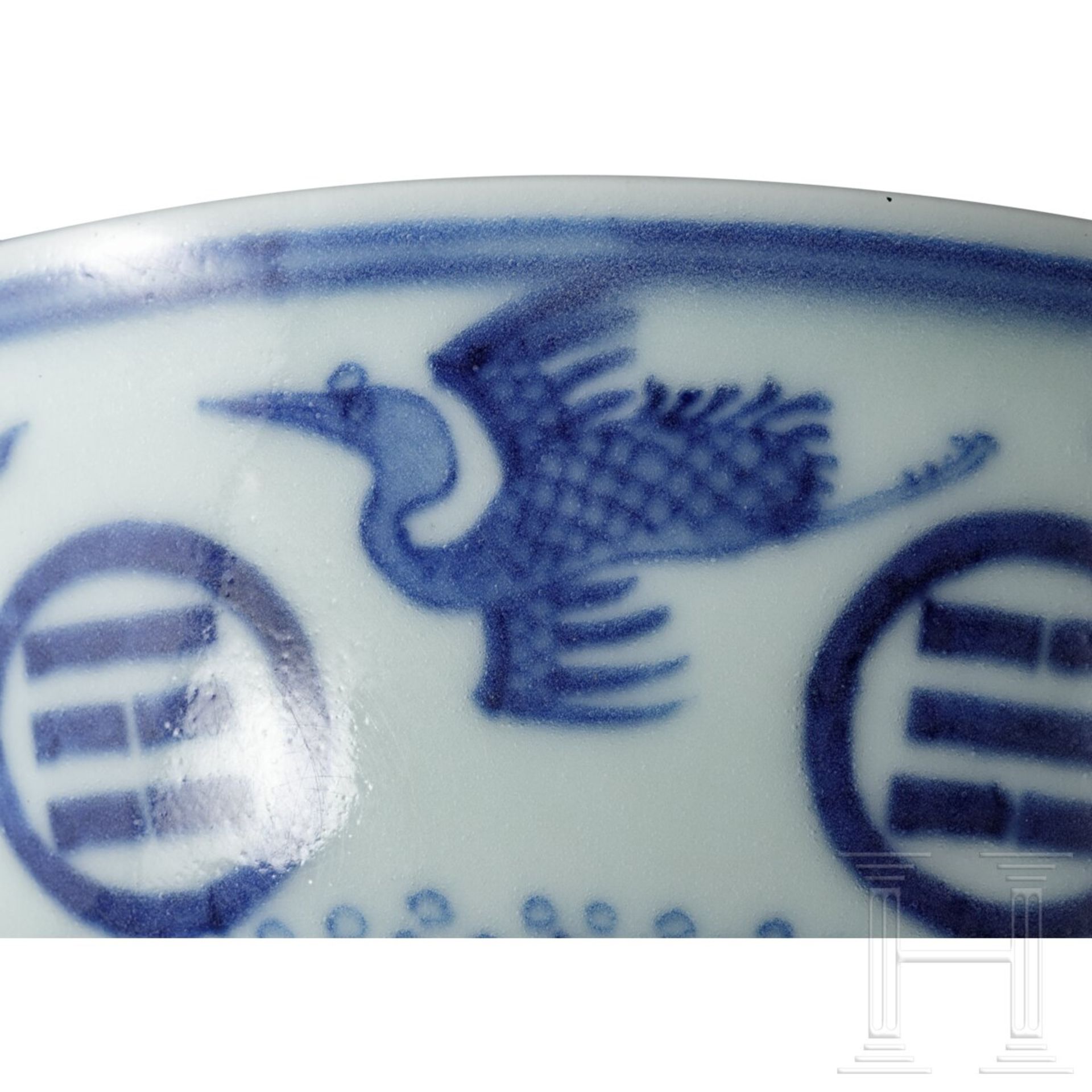 Blau-weiße Kranich- und Dreibalken-Schale mit Guangxu-Marke, 19. - frühes 20. Jhdt. - Bild 6 aus 19