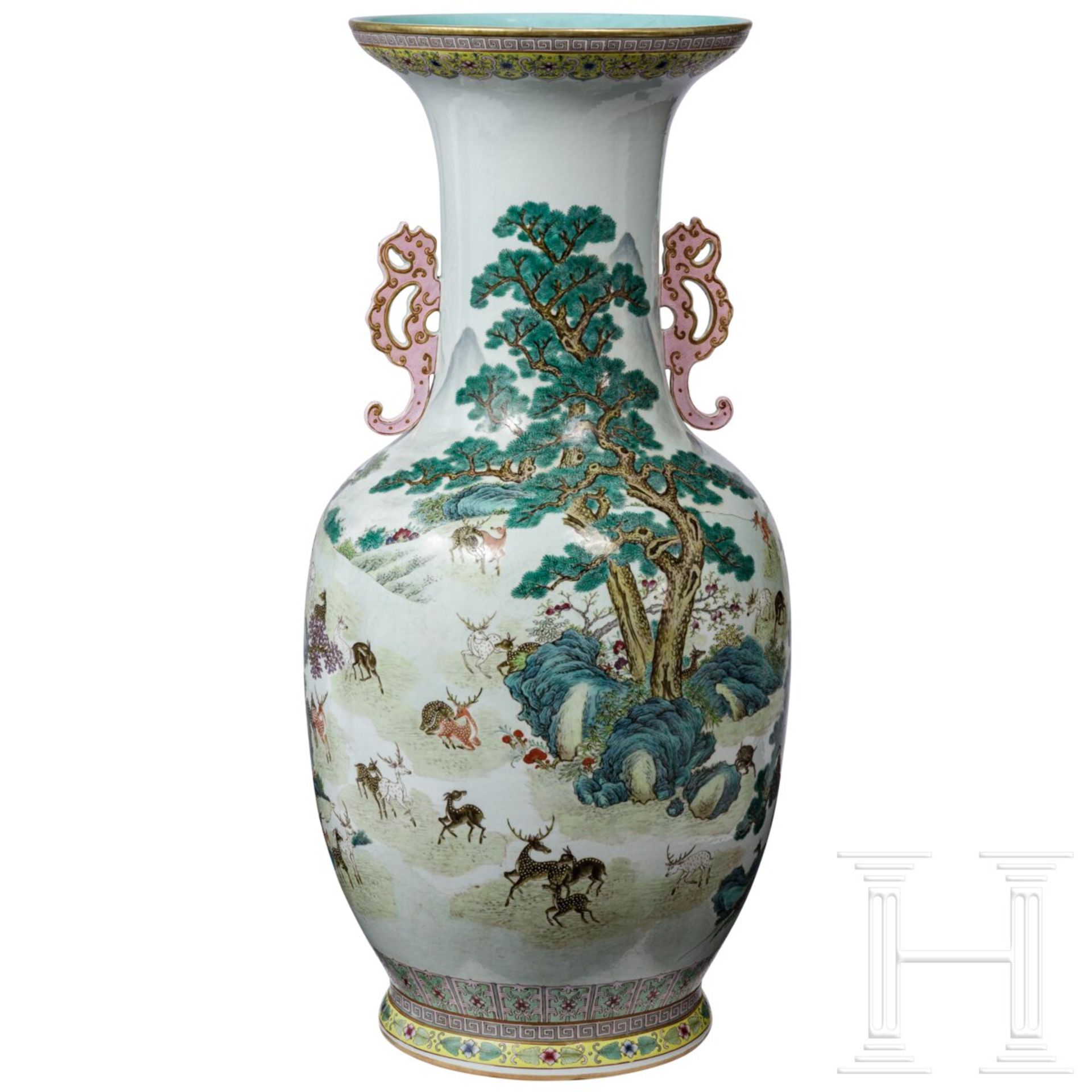 Monumentale Famille-rose-Vase mit "Hundert-Hirsche-Dekor", späte Qing-Dynastie oder frühe Republik, 