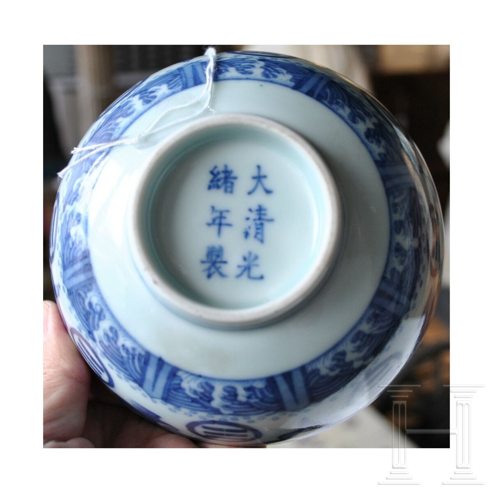Blau-weiße Kranich- und Dreibalken-Schale mit Guangxu-Marke, 19. - frühes 20. Jhdt. - Bild 11 aus 19