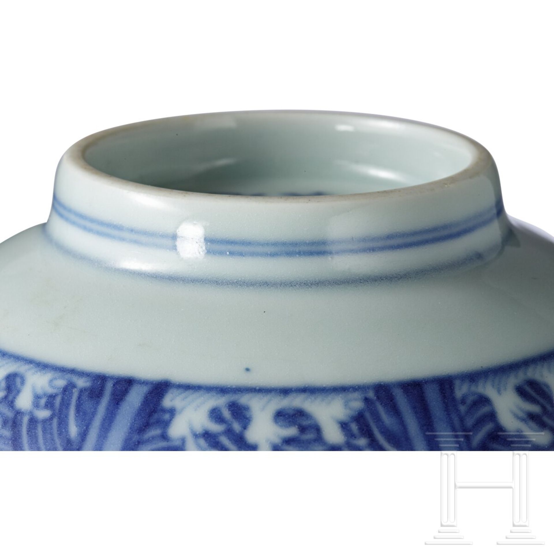 Blau-weiße Kranich- und Dreibalken-Schale mit Guangxu-Marke, 19. - frühes 20. Jhdt. - Bild 9 aus 19