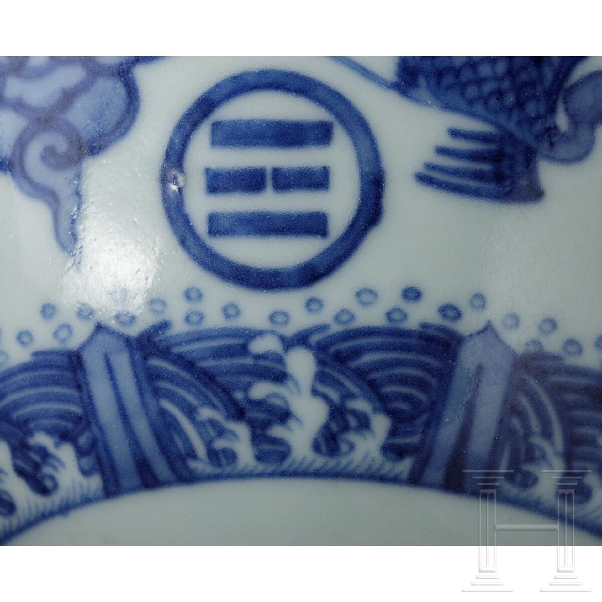 Blau-weiße Kranich- und Dreibalken-Schale mit Guangxu-Marke, 19. - frühes 20. Jhdt. - Bild 8 aus 19