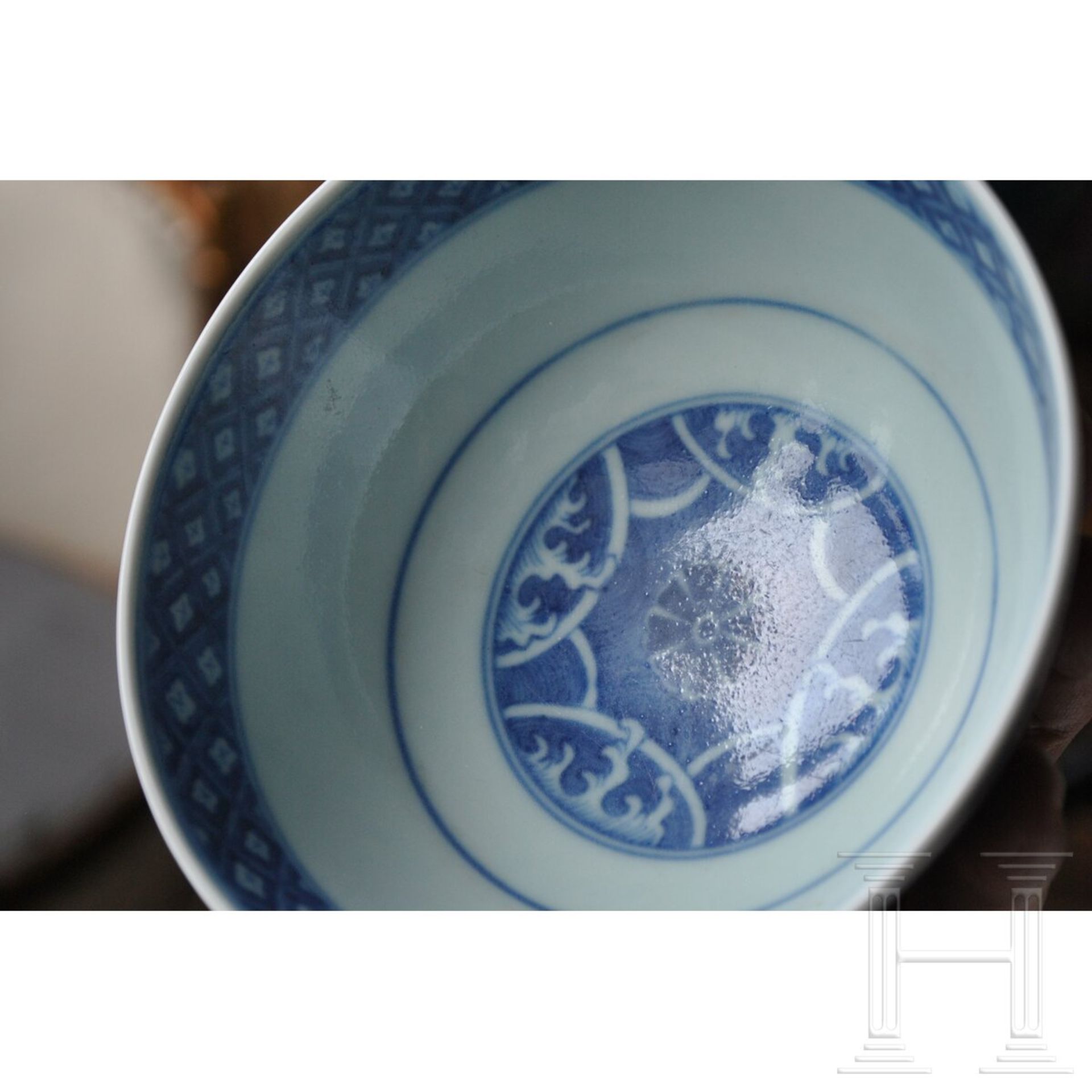 Blau-weiße Kranich- und Dreibalken-Schale mit Guangxu-Marke, 19. - frühes 20. Jhdt. - Bild 14 aus 19