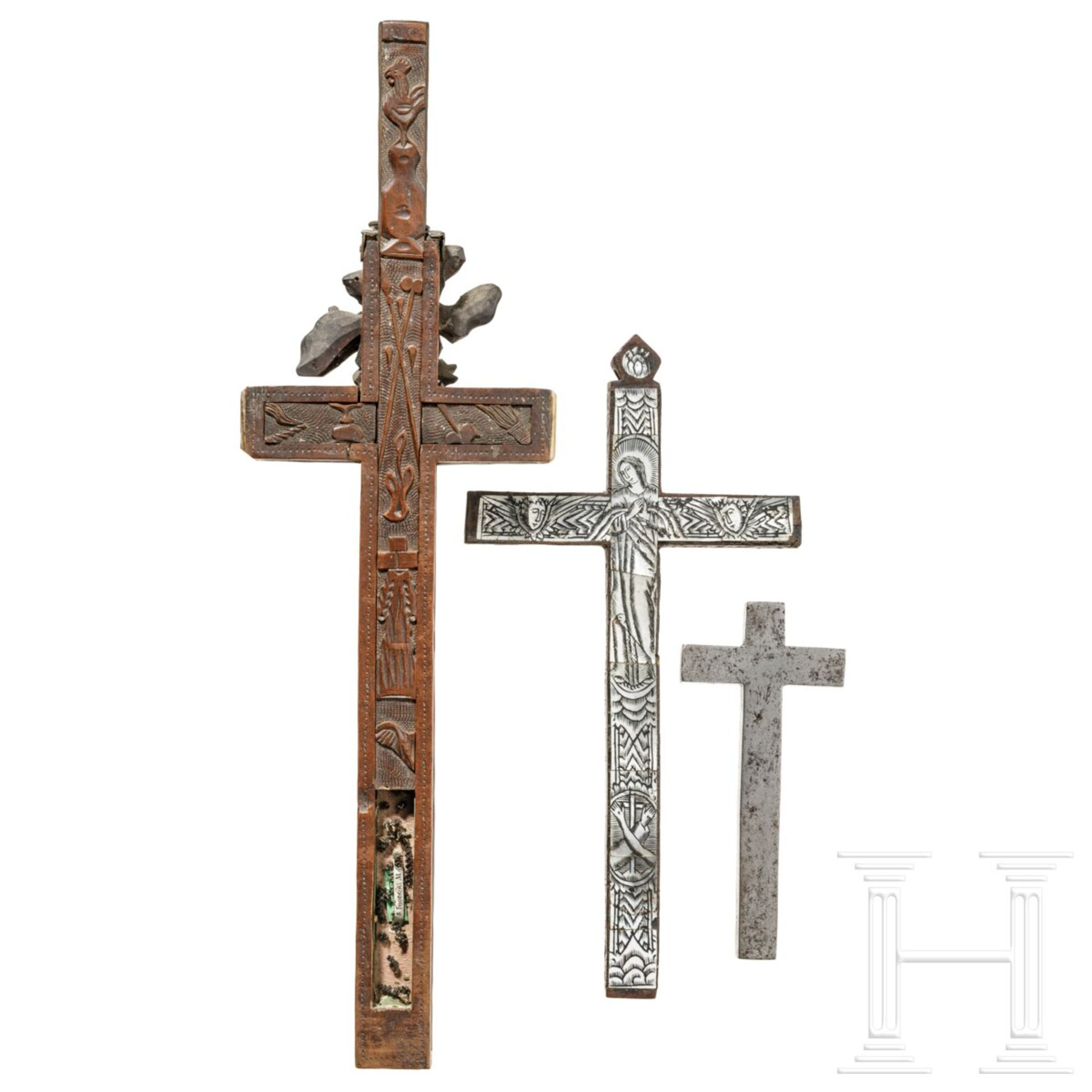 Drei Kruzifixe, Oberammergau, um 1800 (eines) bzw. 19. Jhdt. (zwei) - Image 2 of 5