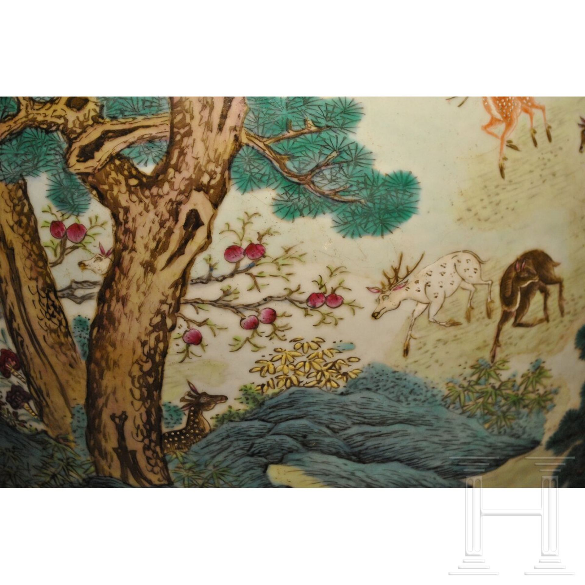 Monumentale Famille-rose-Vase mit "Hundert-Hirsche-Dekor", späte Qing-Dynastie oder frühe Republik,  - Bild 22 aus 24