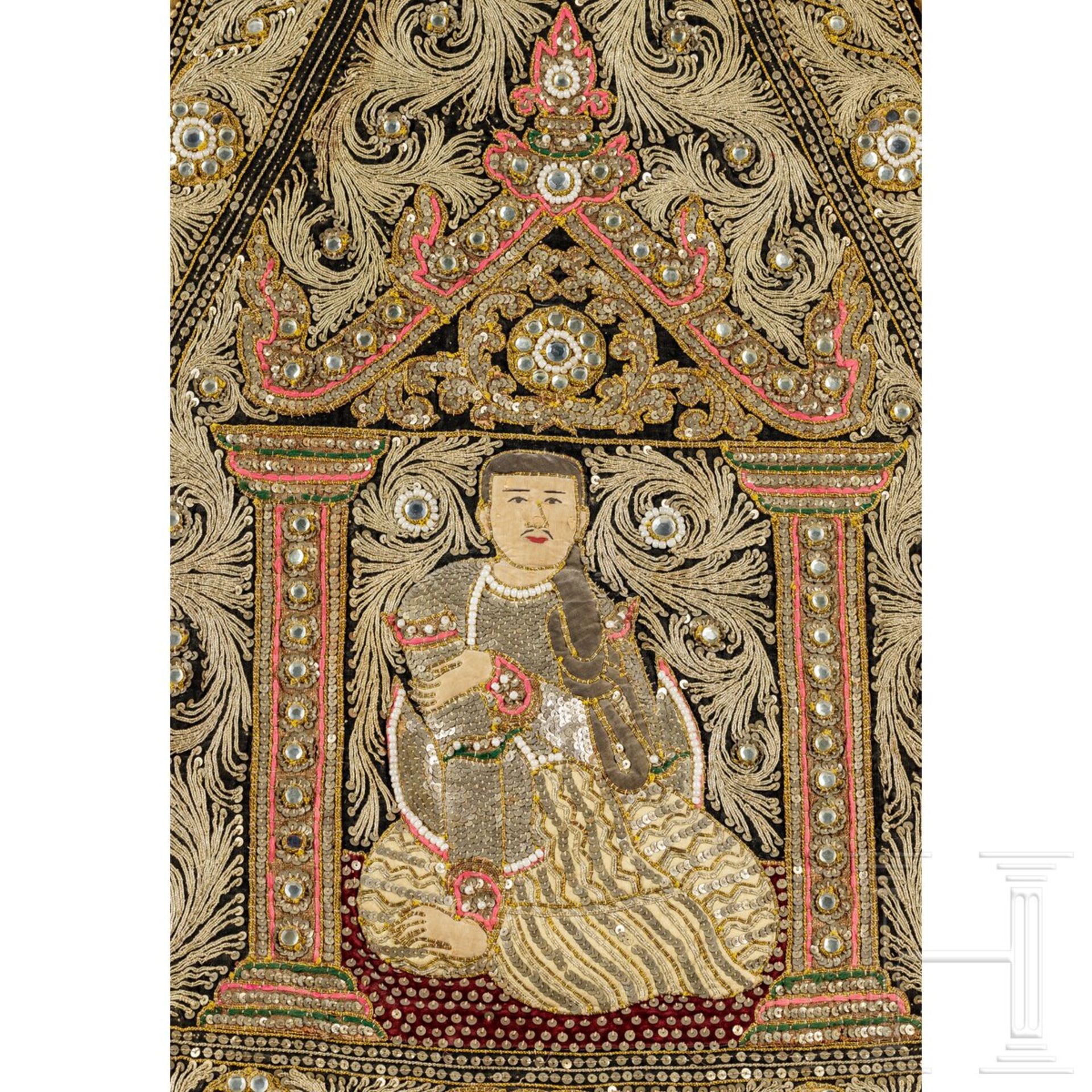 Feines Kalaga-Seidenstickerei-Bildnis eines Prinzen, Birma, Ende 19. Jhdt.  - Bild 3 aus 3